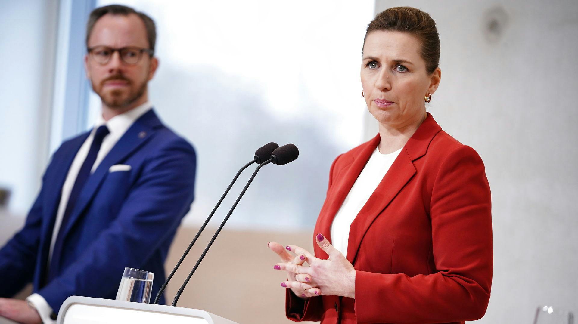 Der indføres en flyafgift og CO₂-afgift på landbruget.