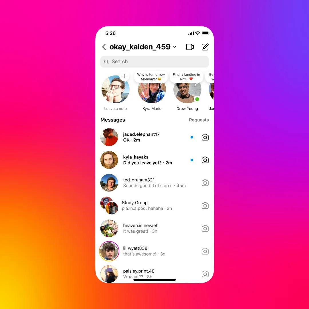 Sådan vil de nye Notes fra vennerne komme til at optræde i toppen af din Instagram-indbakke. Som små talebobler med spørgsmål, som du kan svare på. 