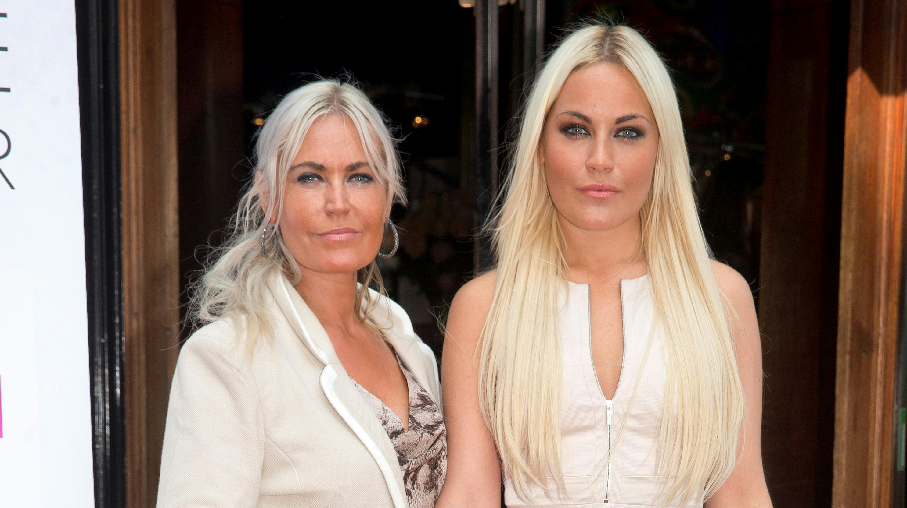 Amalie Szigethy og hendes mor Lotte Kejser kører lige nu rundt på Amager og leder efter Amalies to børn. 