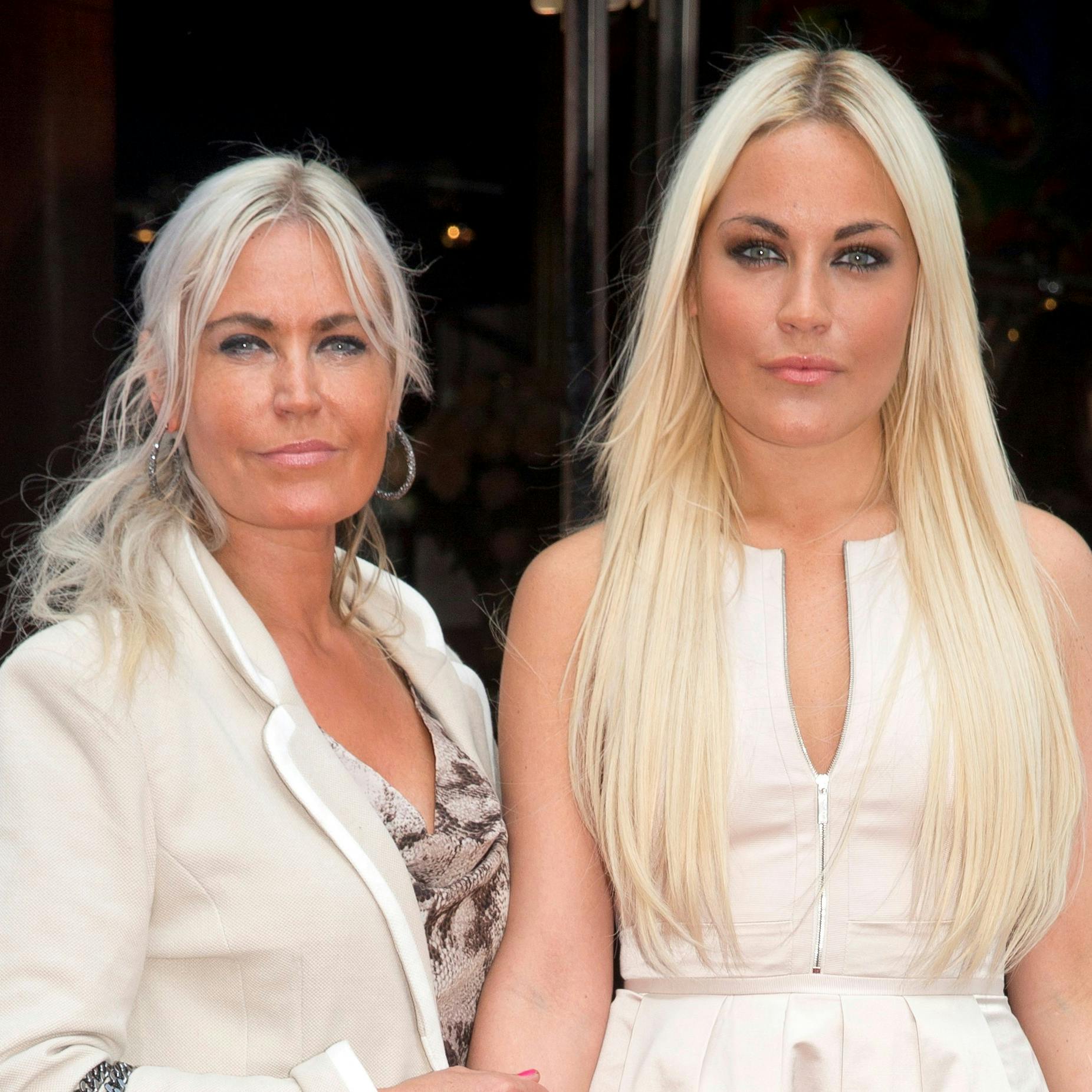 Amalie Szigethy og hendes mor Lotte Kejser kører lige nu rundt på Amager og leder efter Amalies to børn. 