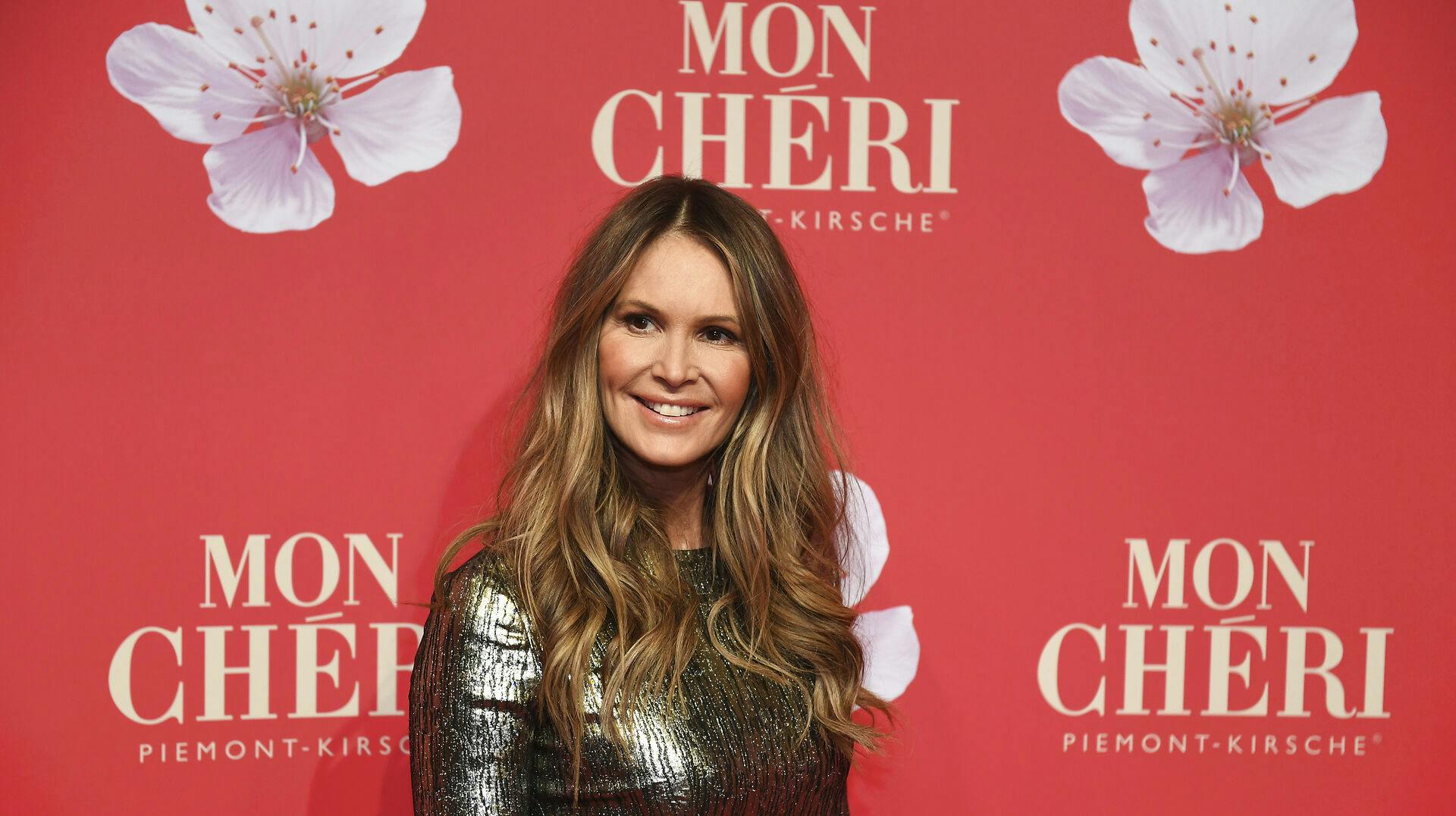 Elle Macpherson viser formerne frem i ny video.