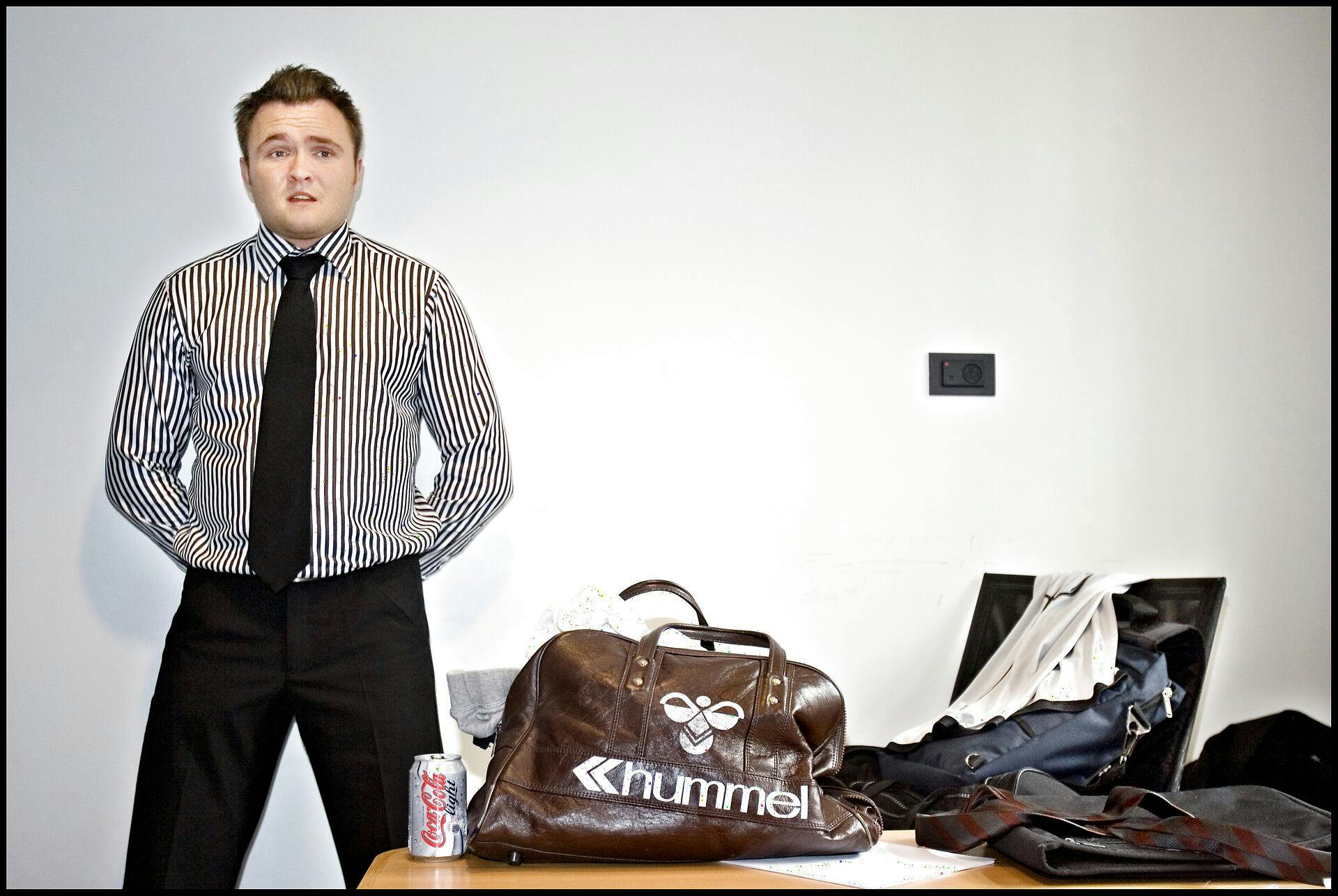 Det helt brede slips, hummeltaske og Cola light. 