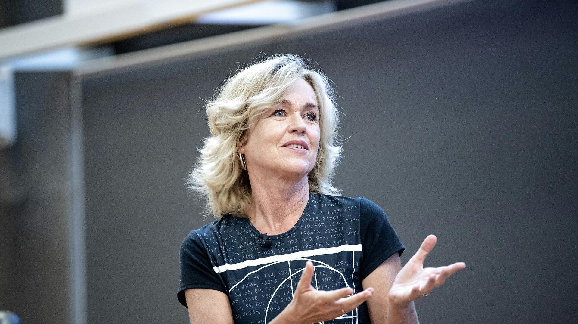 Det var blandt andet professor i astronomi Anja C. Andersen, som var meget utilfreds med sin rolle i "Ellen Imellem". Professoren troede hun blev interviewet af værten Ellen, men i virkeligheden videreformidlede hun bare flat earth-tilhængeren Ole Lochm