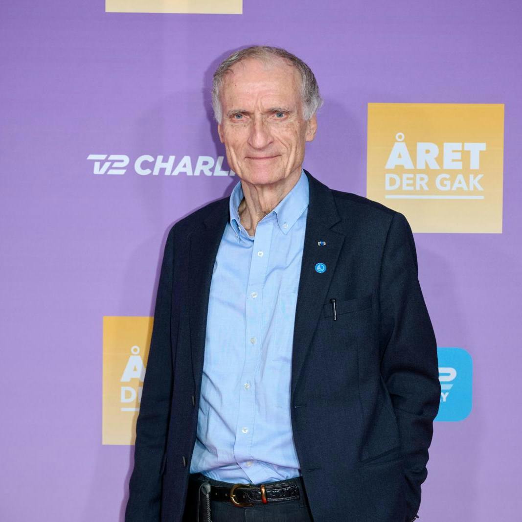 Det var ikke lang tid, 78-årige Bertel Haarder nåede at nyde sit otium, inden han igen trak i arbejdsbukserne. 