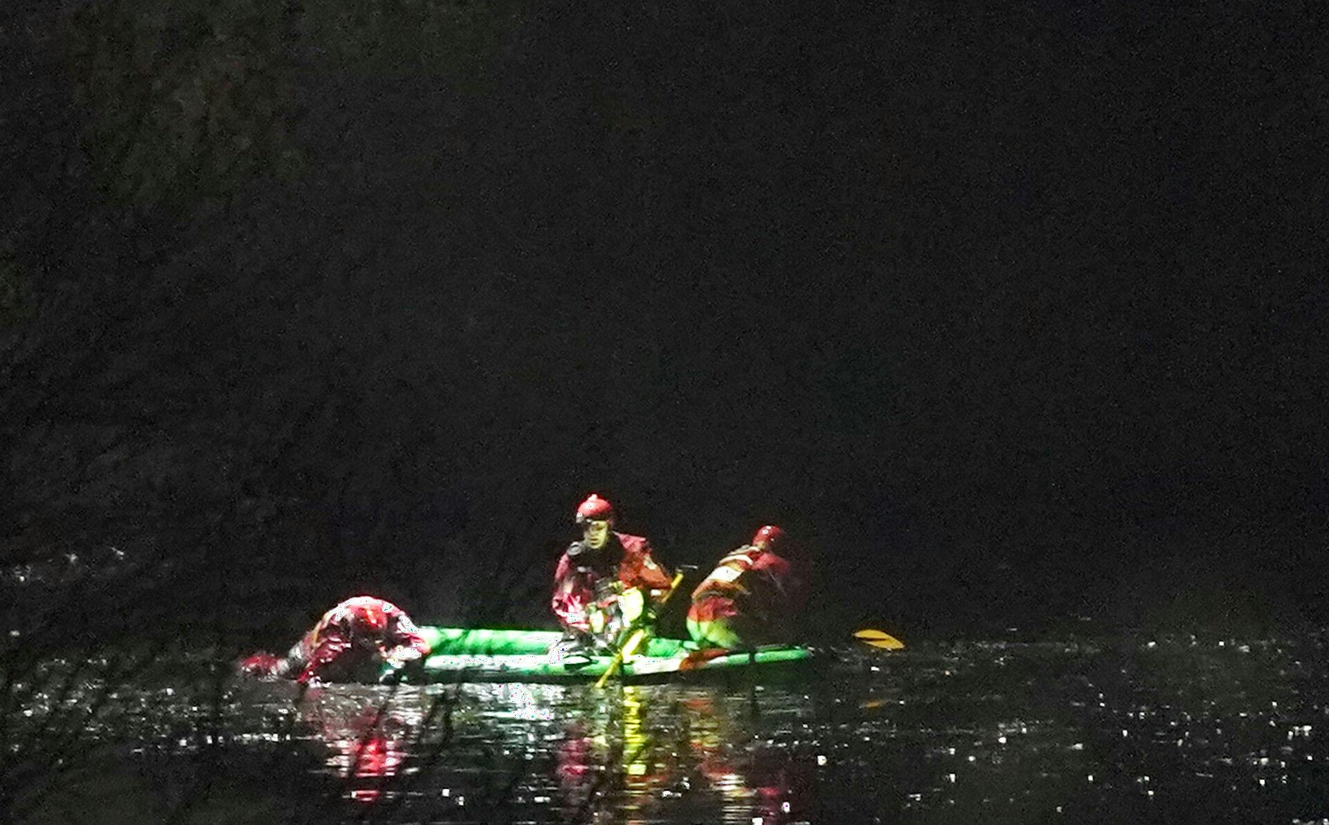 Redningsmandskabet ledte videre, efter solen var gået ned. Indledningsvis frygtede man, at op mod seks børn var gået gennem isen. 