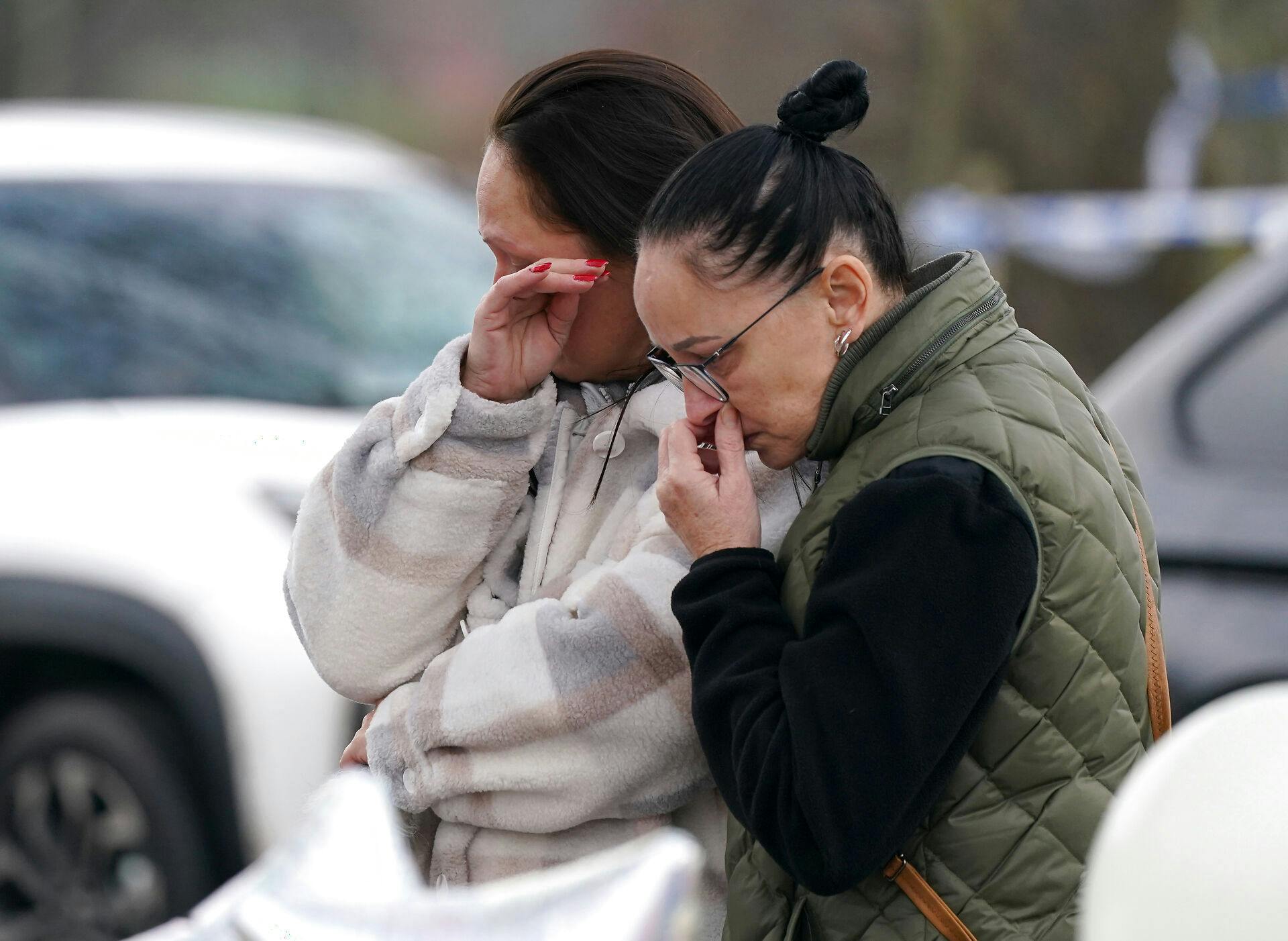 Tydelig berørte borgere i Solihull efter søndagens tragedie, der har kostet fire unge drenge livet. 