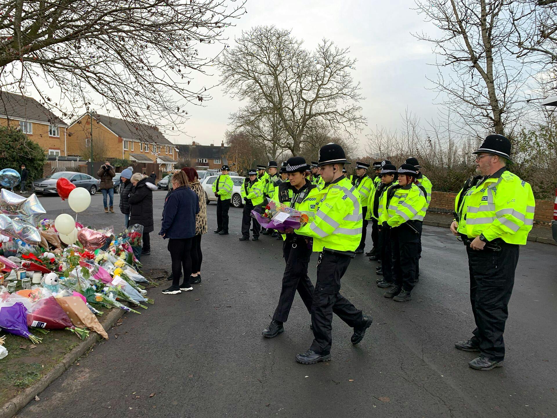 21 betjente fra West Midlands Police lagde blomster nær søen i Solihull, hvor drengene døde.&nbsp;
