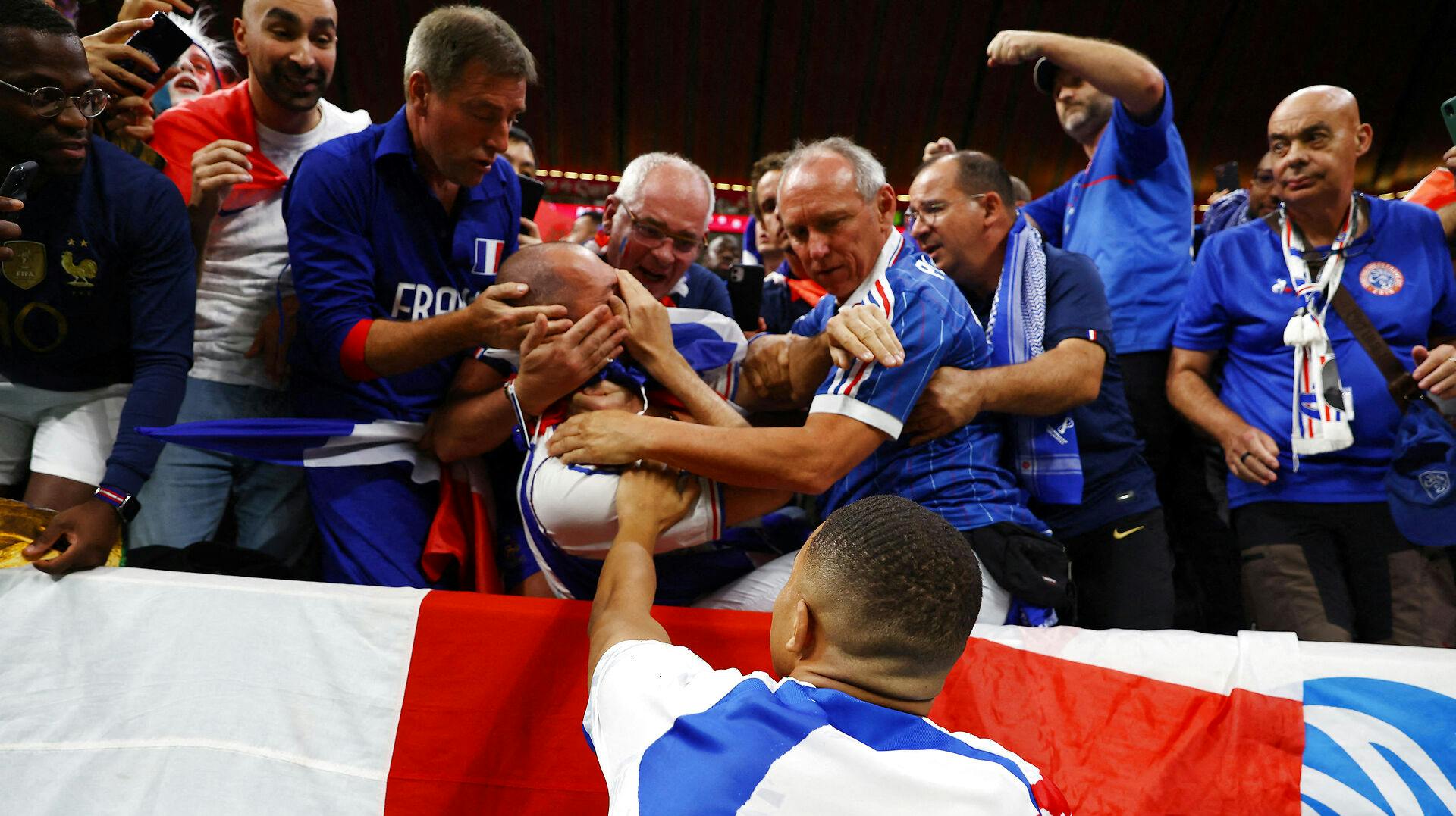 Kylian Mbappé sendte en fan til tælling under opvarmningen. Han var dog hurtigt henne og tjekke, om den franske fan var okay. 