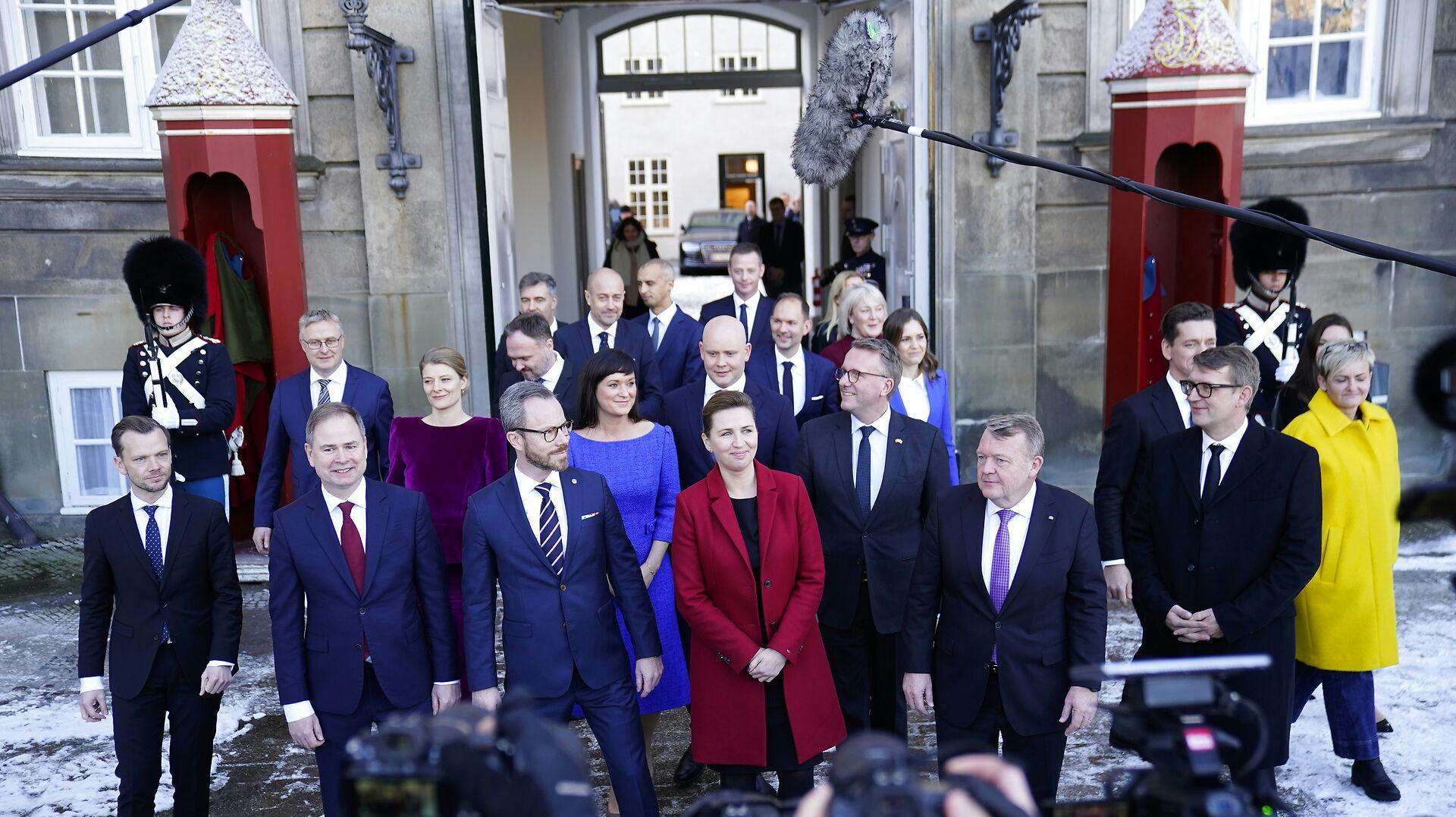 Den nye regering foran Amalienborg, hvor Dronningen modtog dem.&nbsp;