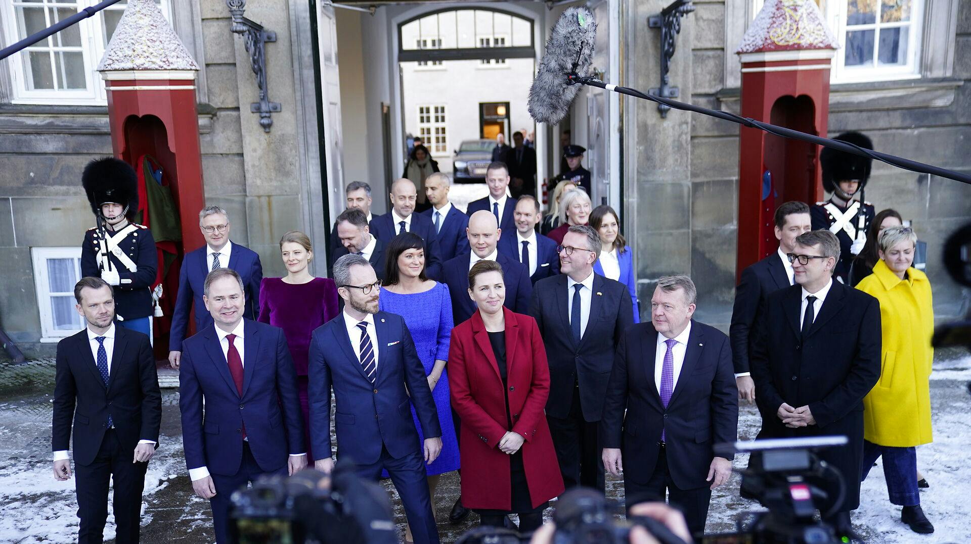 Den nye regering foran Amalienborg, hvor Dronningen modtog dem. 
