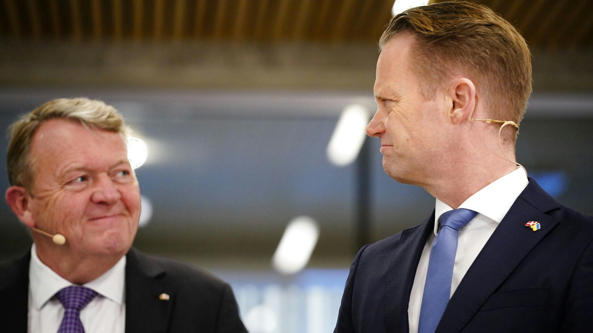 Det var en tydeligt rørt Jeppe Kofod, der for kort tid siden overlod sin post som udenrigsminister til Lars Løkke Rasmussen.Det var en tydeligt rørt Jeppe Kofod, der for kort tid siden overlod sin post som udenrigsminister til Lars Løkke Rasmussen.