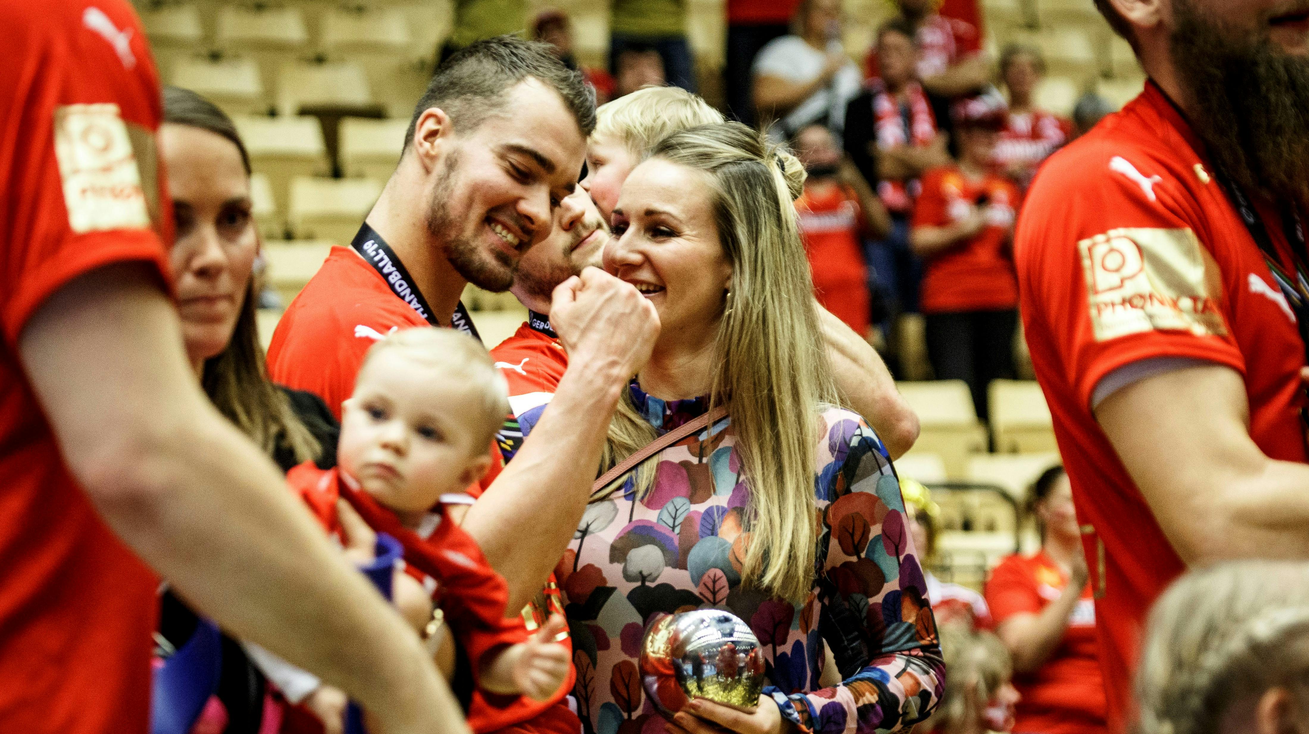 TV 2 Sportens Stine Bjerre jubler. Hun og Casper U. bliver nemlig forældre til en lille dreng.