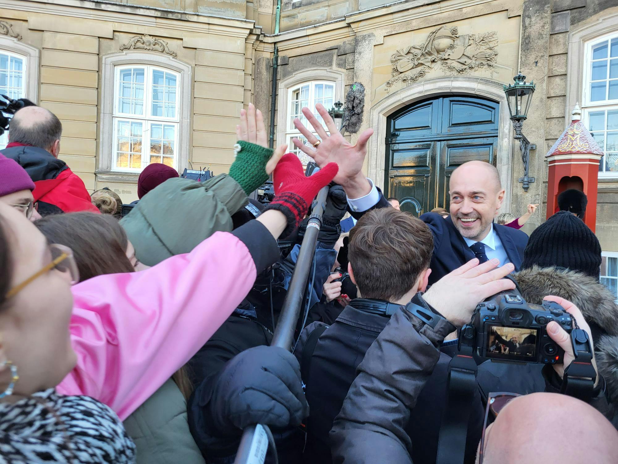 Magnus Heunicke rækker her ud efter sine døtre uden for Amalienborg. nbsp;