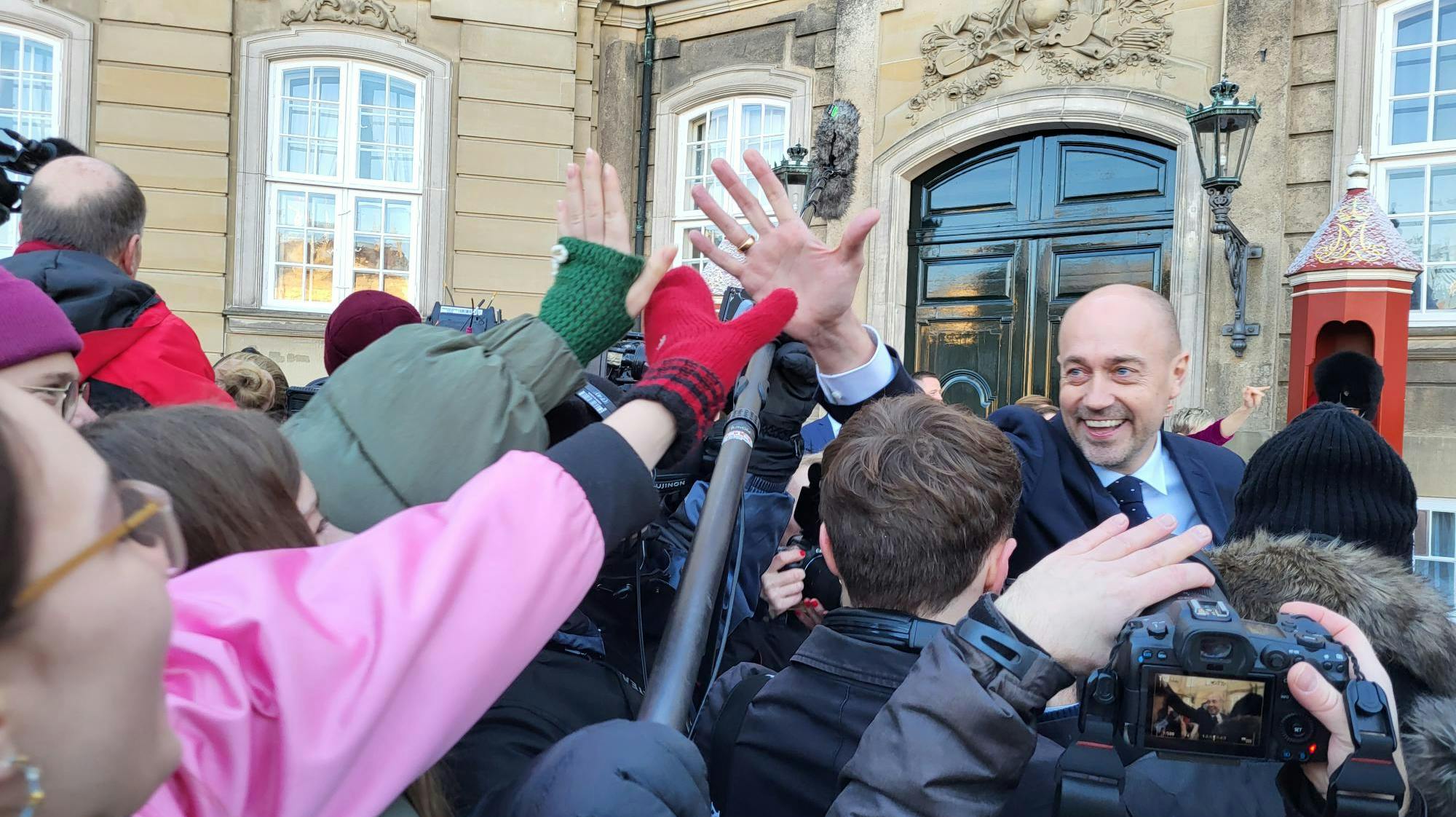 Magnus Heunicke rækker her ud efter sine døtre uden for Amalienborg. nbsp;