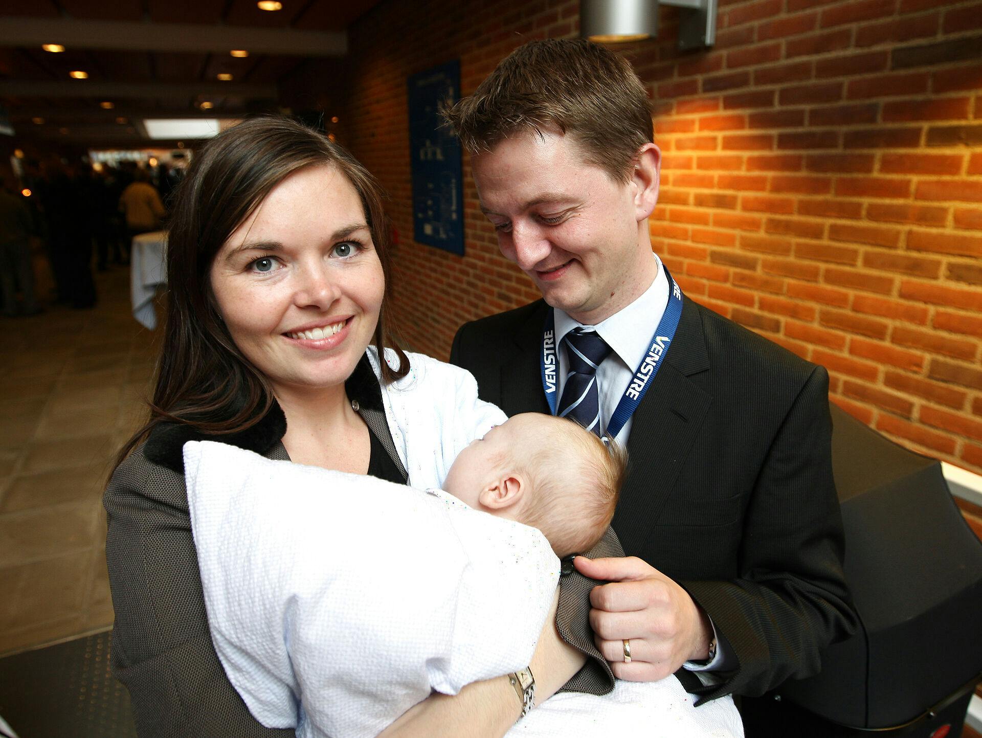 Det var ikke til at støve børnebilleder frem af Louise Schack Elholm. Derfor et billede af hende og Torsten Schack Pedersen med deres dengang nyfødte dreng.