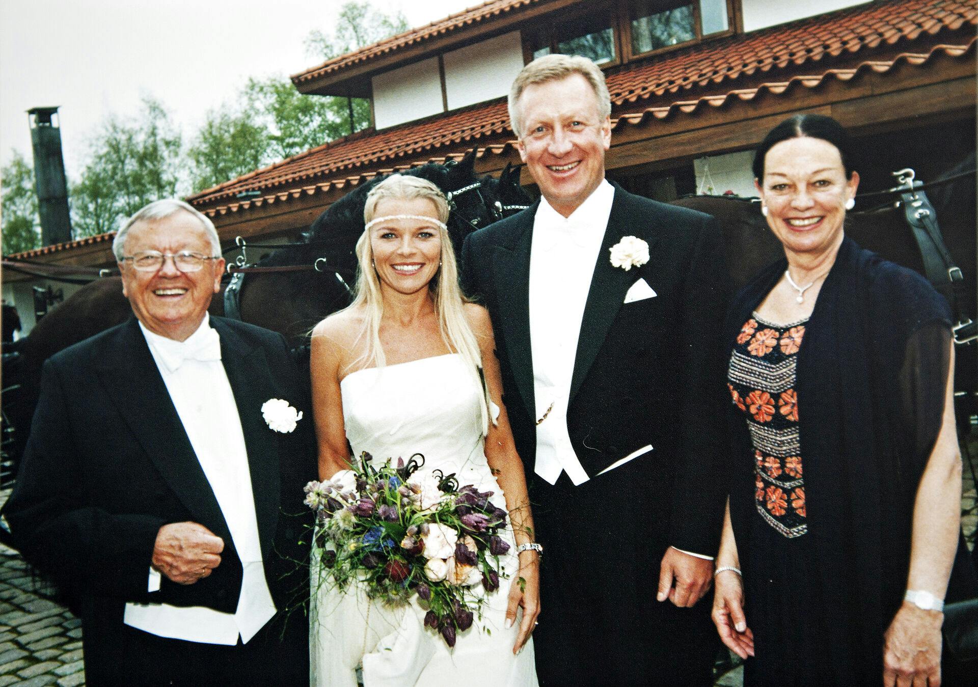 Katerina Pitzner med sin far Axel Pitzner (tv) til sit bryllup.
