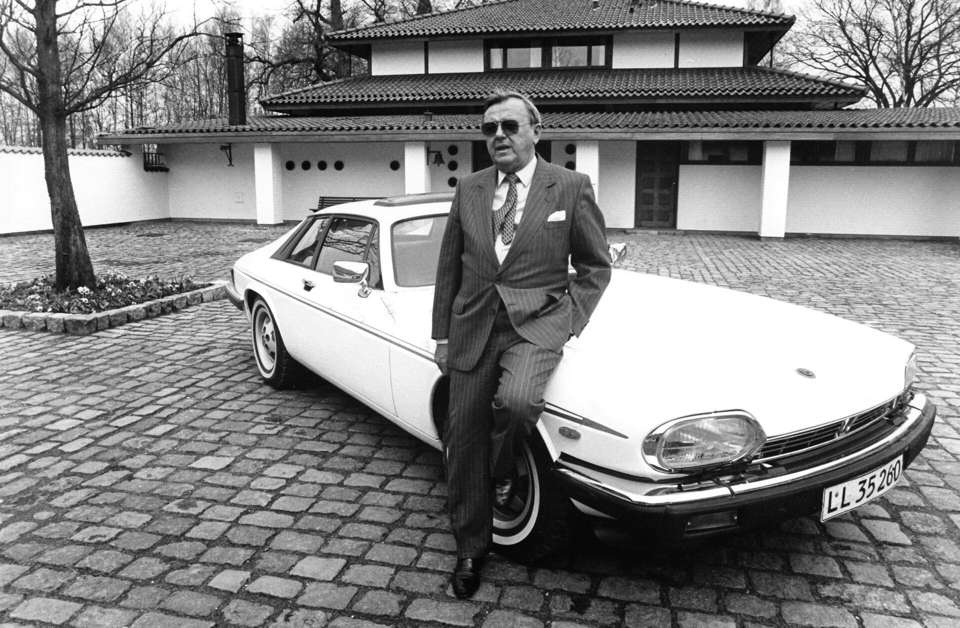 Axel Pitzner foran sit elskede Solhøjgaard, der med sine 600 kvadratmeter var omtrent 50 millioner kr. værd, da han i 2005 gik bort. Selv var han god for et trecifret millionbeløb. 