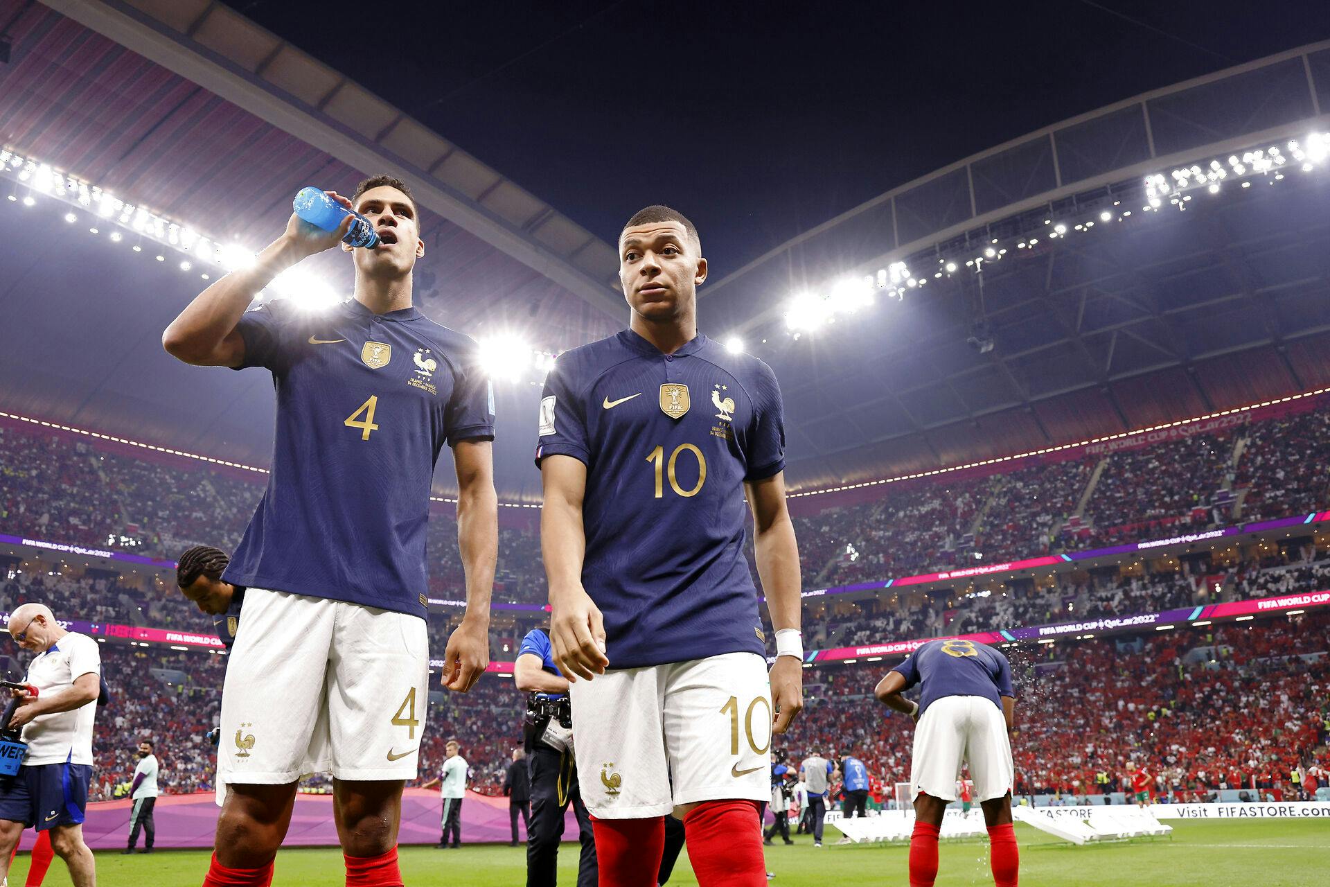 Forsvarsgeneralen Raphaël Varane er blevet ramt af sygdom får dage inden finalen ved VM i Qatar.