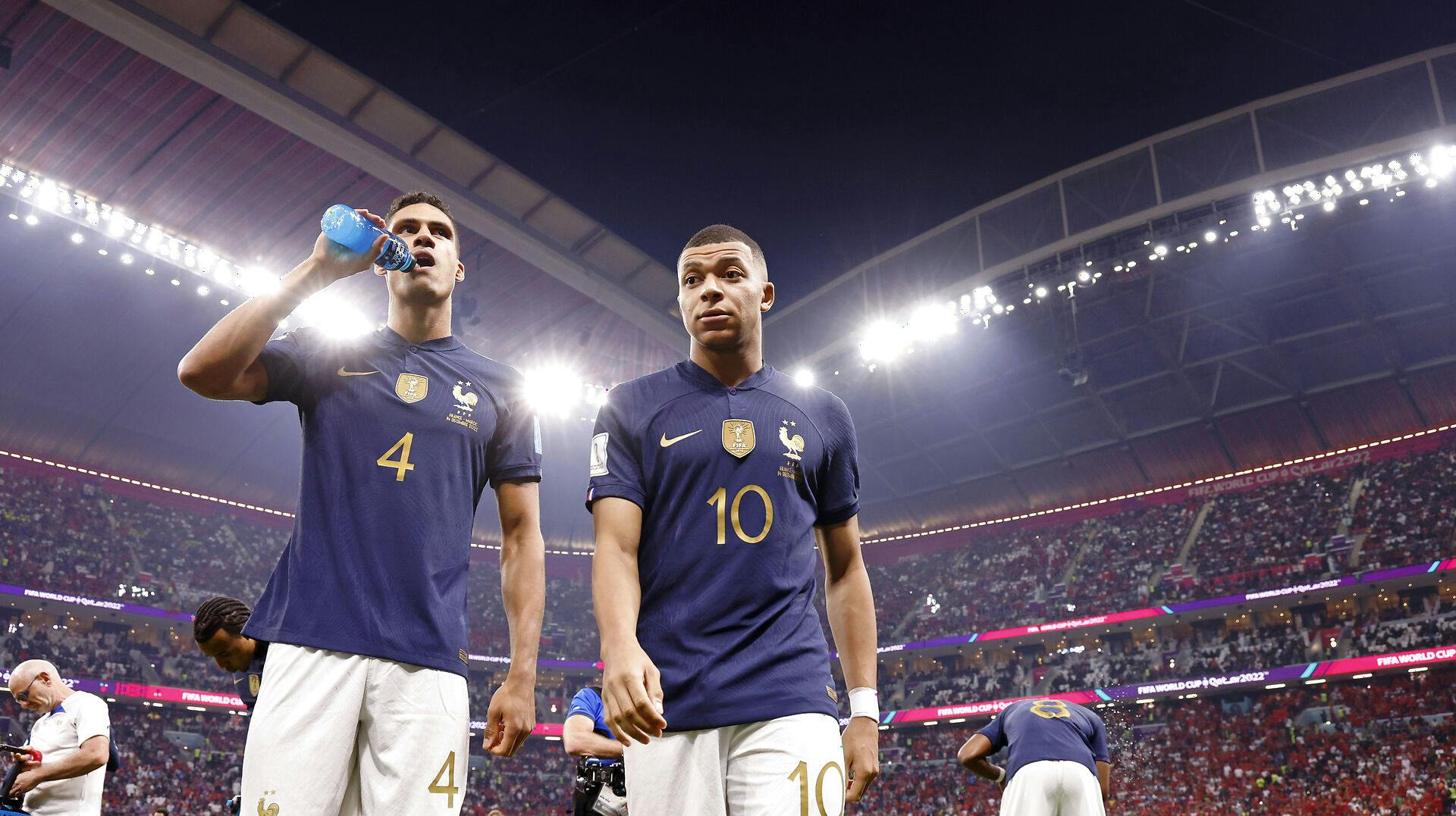 Forsvarsgeneralen Raphaël Varane er blevet ramt af sygdom får dage inden finalen ved VM i Qatar.