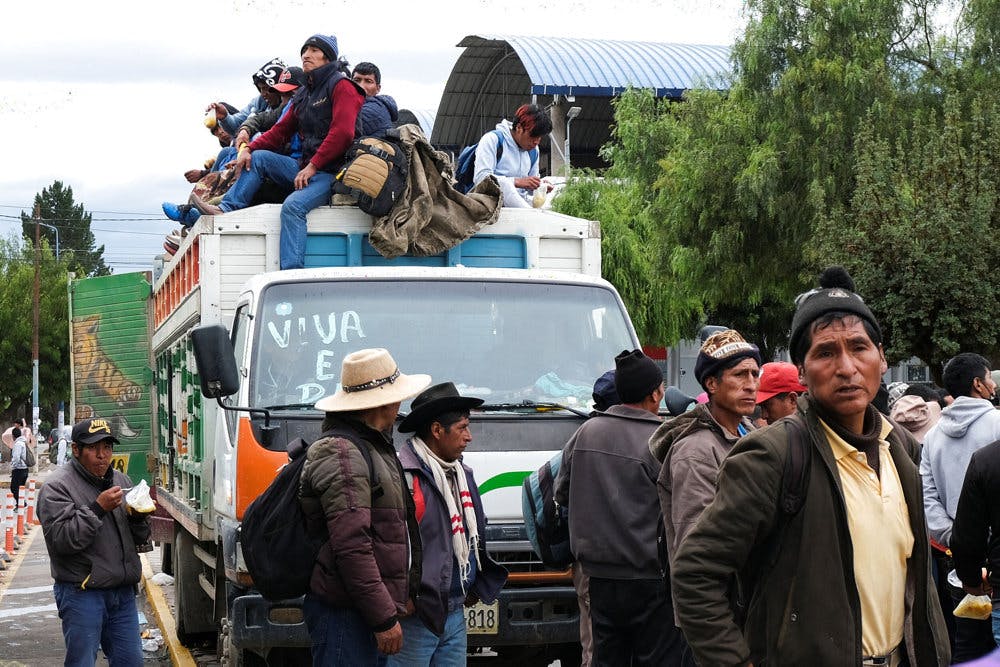 Demonstranter samlet på gaden i Peru, mens protester har spredt sig i landet. Det sker efter afsættelsen og anholdelsen af landets ekspræsident Pedro Castillo.&nbsp;