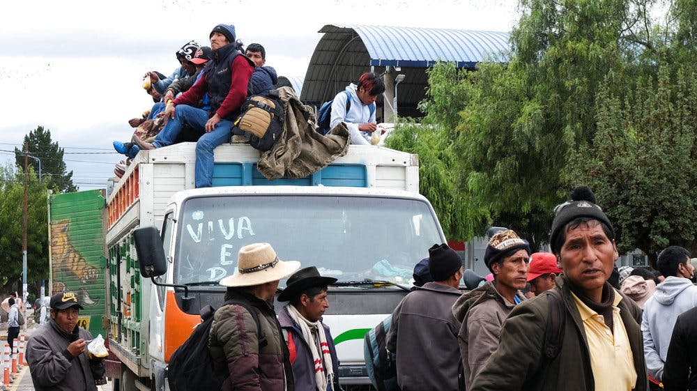 Demonstranter samlet på gaden i Peru, mens protester har spredt sig i landet. Det sker efter afsættelsen og anholdelsen af landets ekspræsident Pedro Castillo. 
