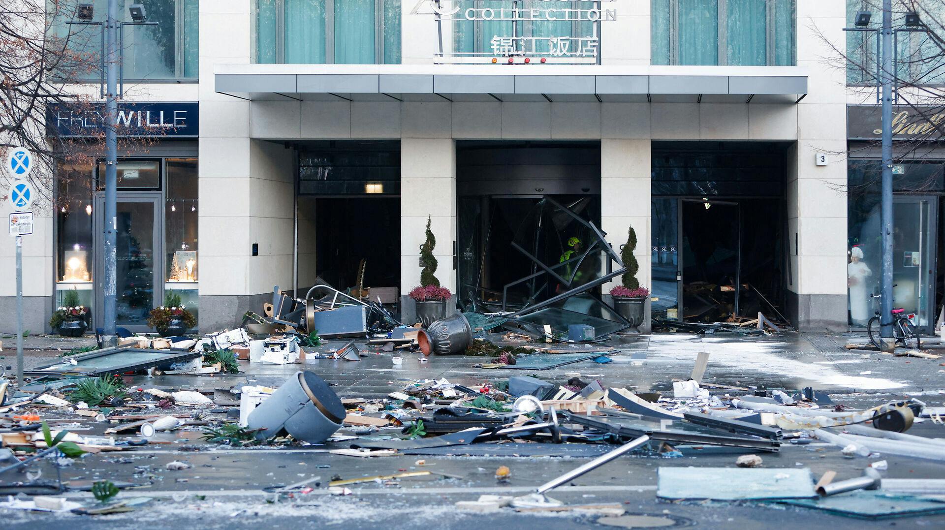 Gaden foran hotellet ligner en krigszone efter eksplosionen.