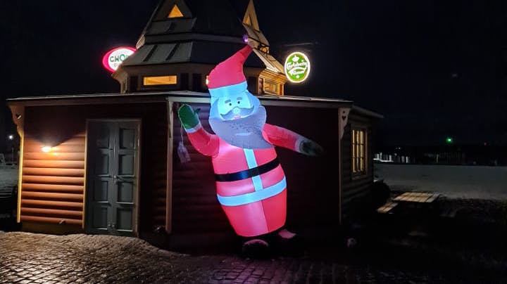 Ejeren af Havnekiosken 6kanten har ufrivilligt måtte vinke farvel til sin juleudsmykning. nbsp;