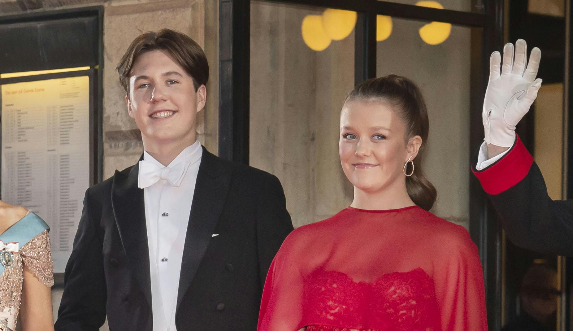 Prins Christian, 17, og prinsesse Isabella, 15, vækker begejstring i kongehusets julekalender på Instagram.