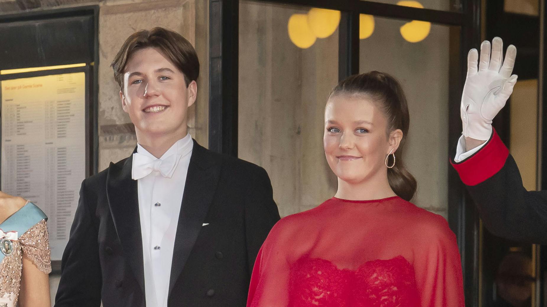 Prins Christian, 17, og prinsesse Isabella, 15, vækker begejstring i kongehusets julekalender på Instagram.