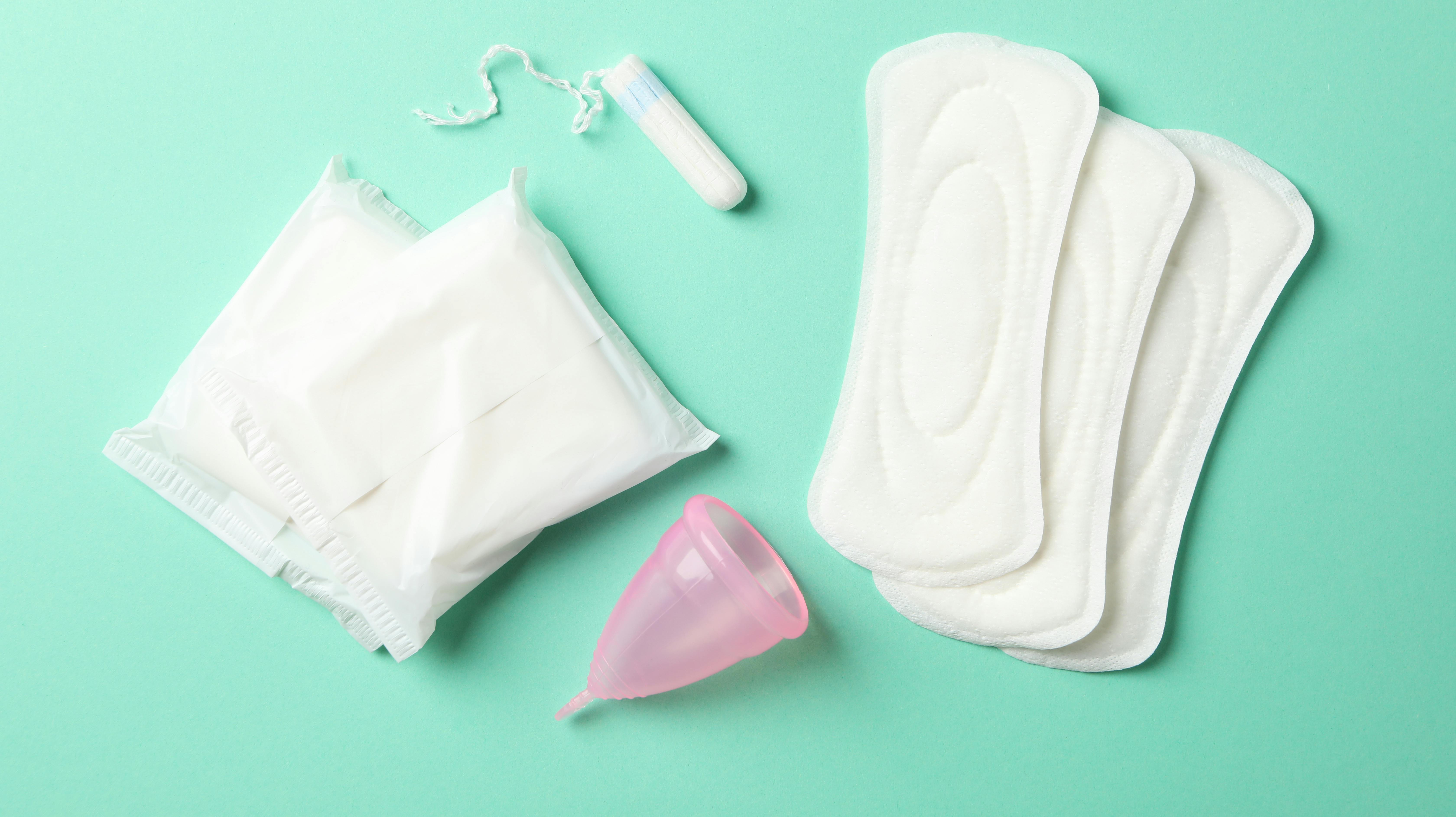 Menstruationbind, tamponer og menstruationskopper er gratis til rådighed på Langelands Efterskole. Det er ifølge TV Fyn, Danmarks første skole til at indføre et sådan tilbud.