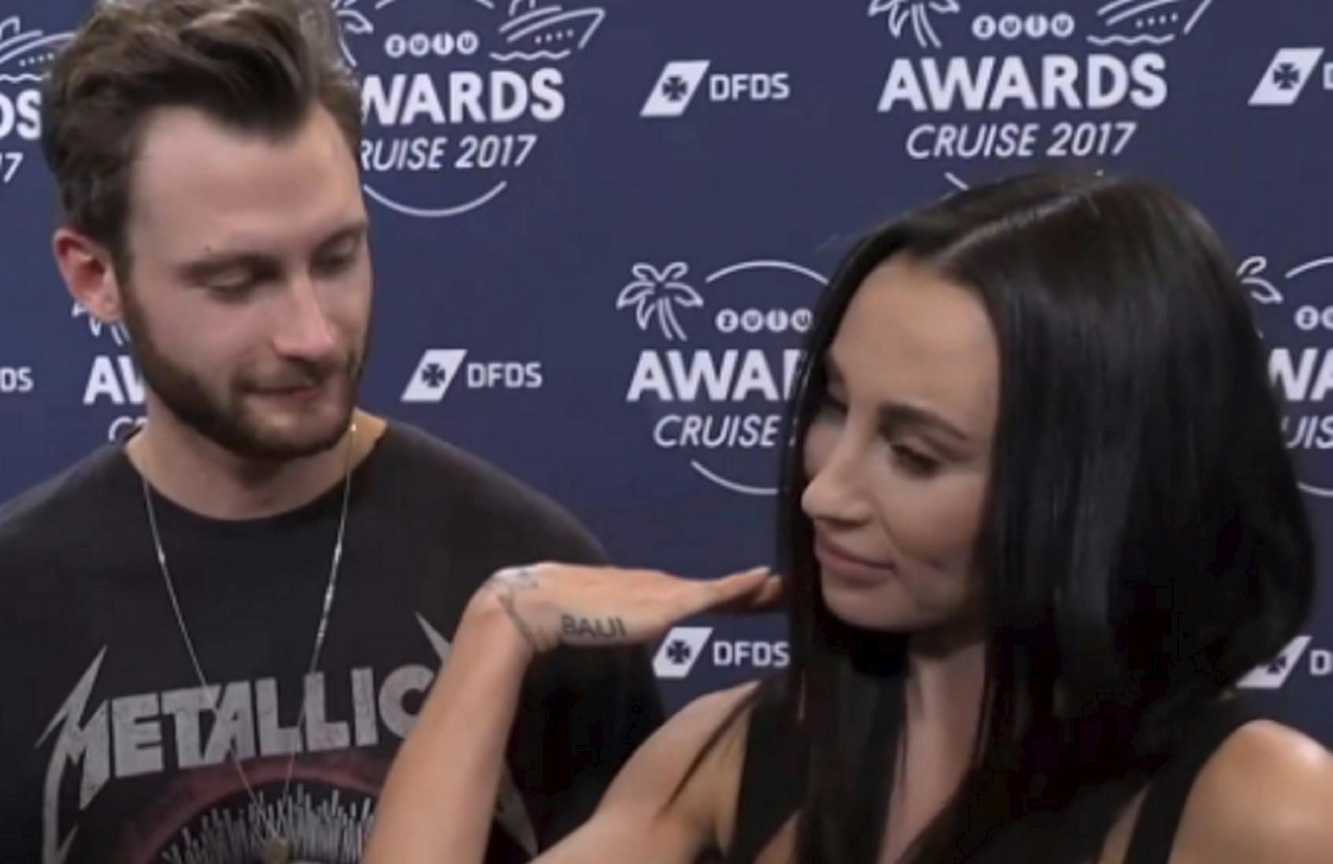 Medina viser sin tatovering frem med Sebastian Lunds mellemnavn.