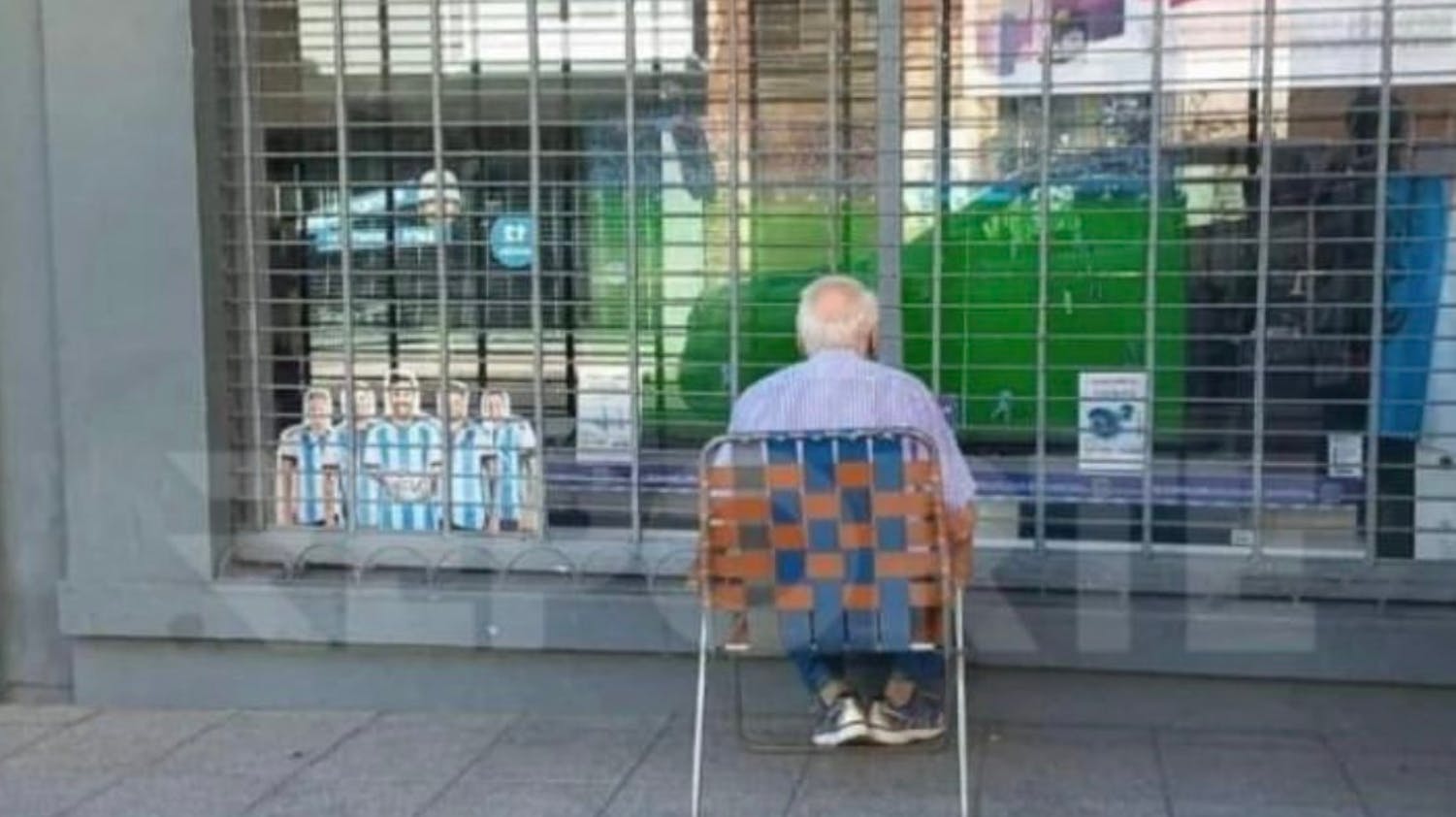 83-årige Carlos Berja har set Argentinas kampe alene på gaden via et TV i en elektronikforretning. 