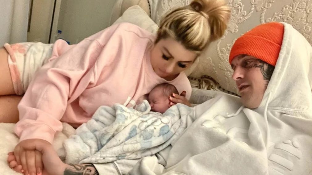 Arkivfoto af Melanie Martin og Aaron Carter med deres lille søn.