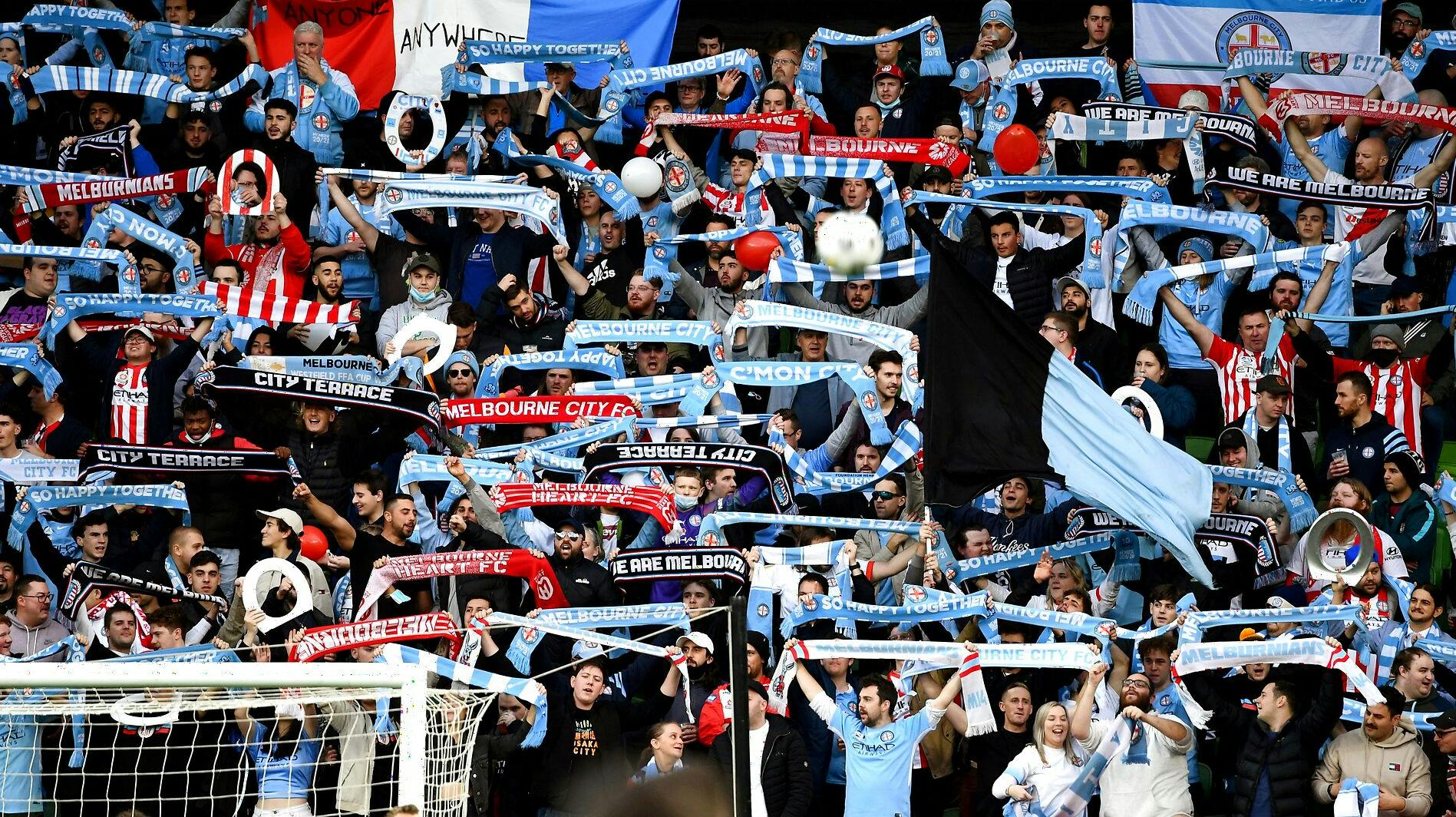 Fans invaderende banen, da Molbourne Victory og Melbourne City mødte hinanden. 