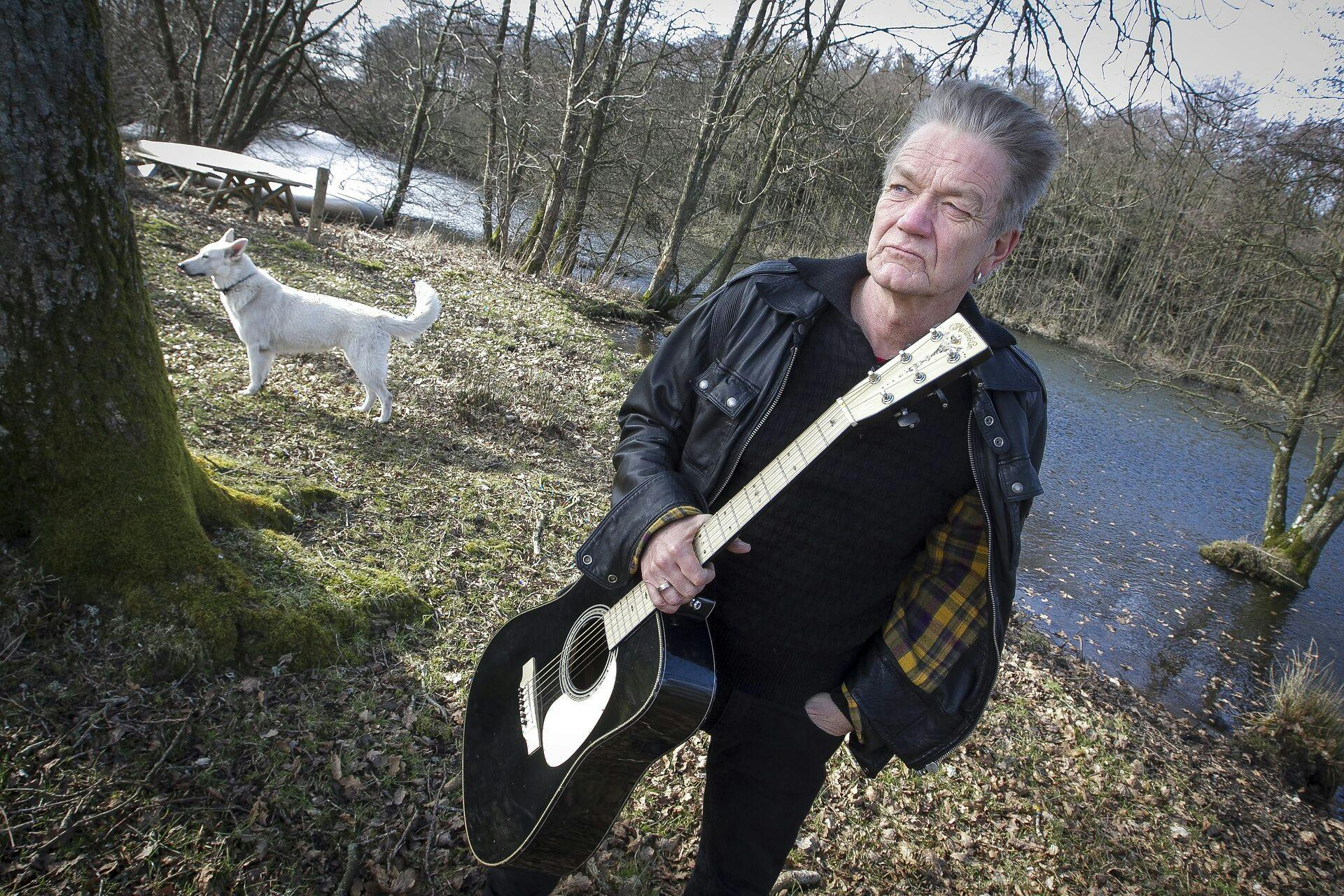 Det er omgivelserne her, at Lars Lilholt skal sige farvel til, hvis han en dag beslutter sig for at udskifte Ry med sin nye lejlighed i Aarhus.
