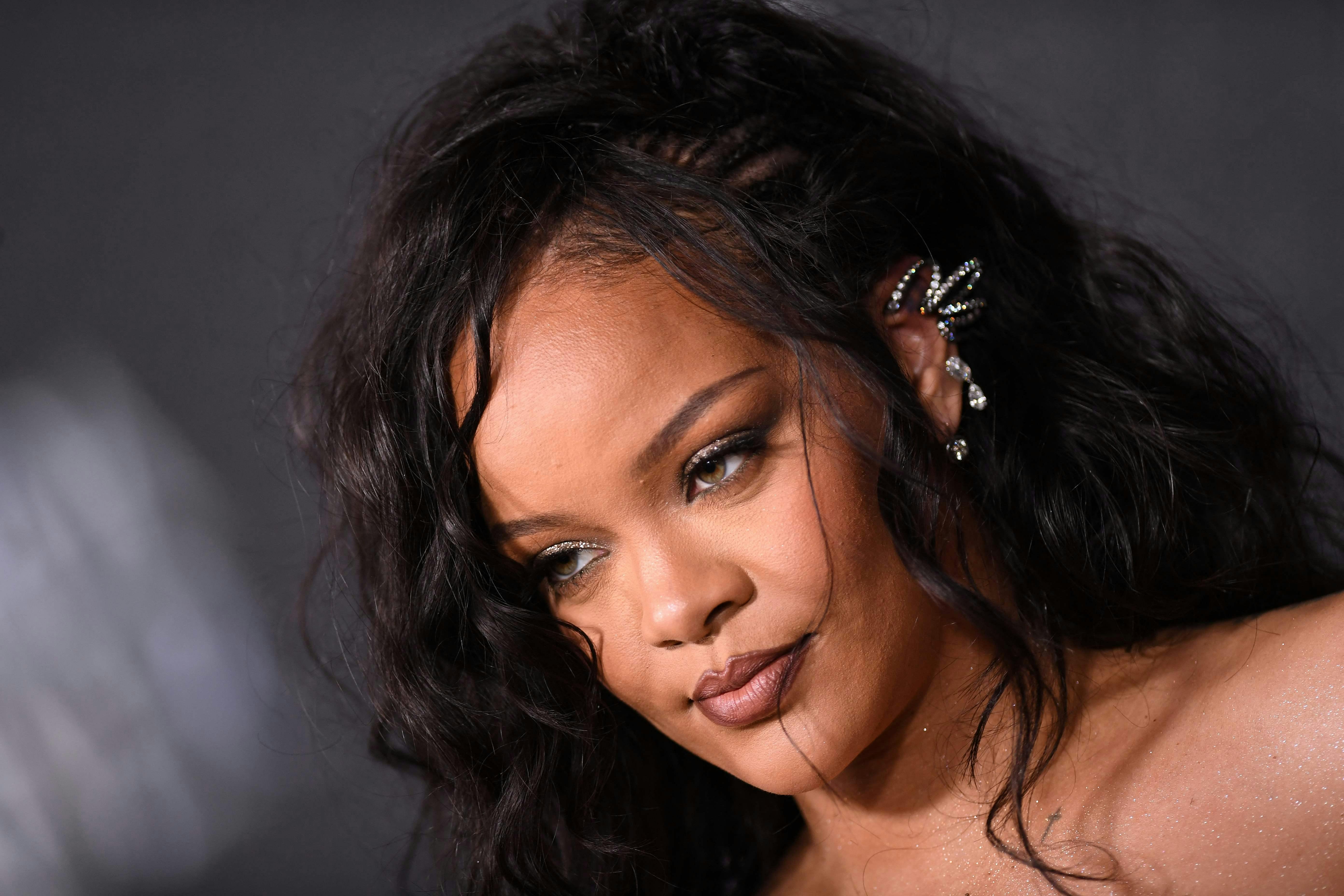 Sangerinden Rihanna viser for første gang sønnen frem.