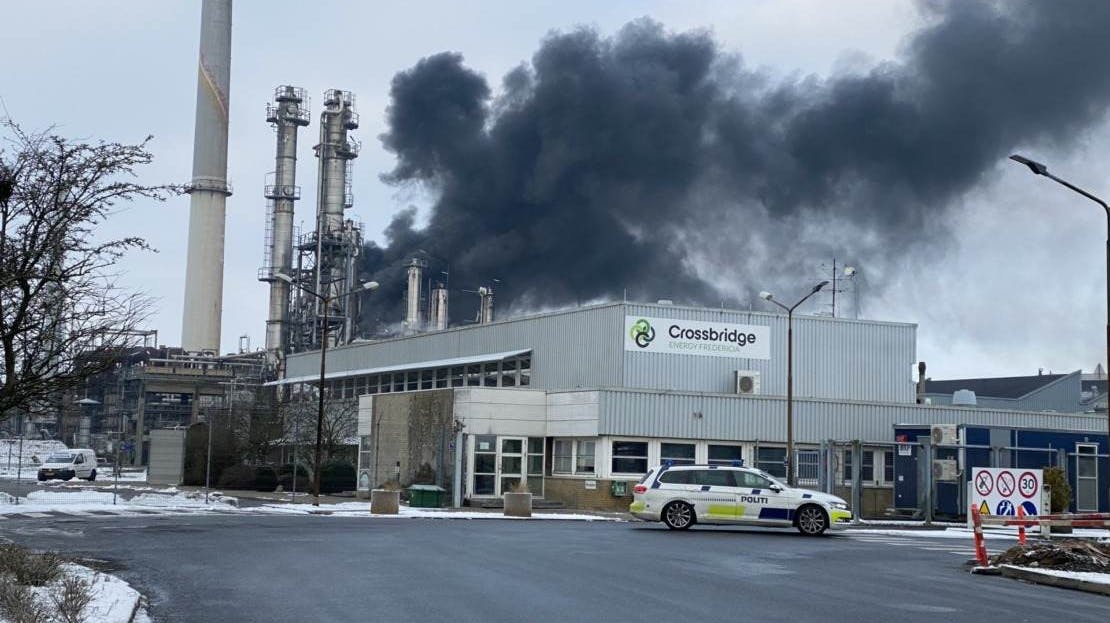 Brandvæsnet er lørdag formiddag rykket ud til en brand på olieraffinaderiet Crossbridge Energy i Fredericia.