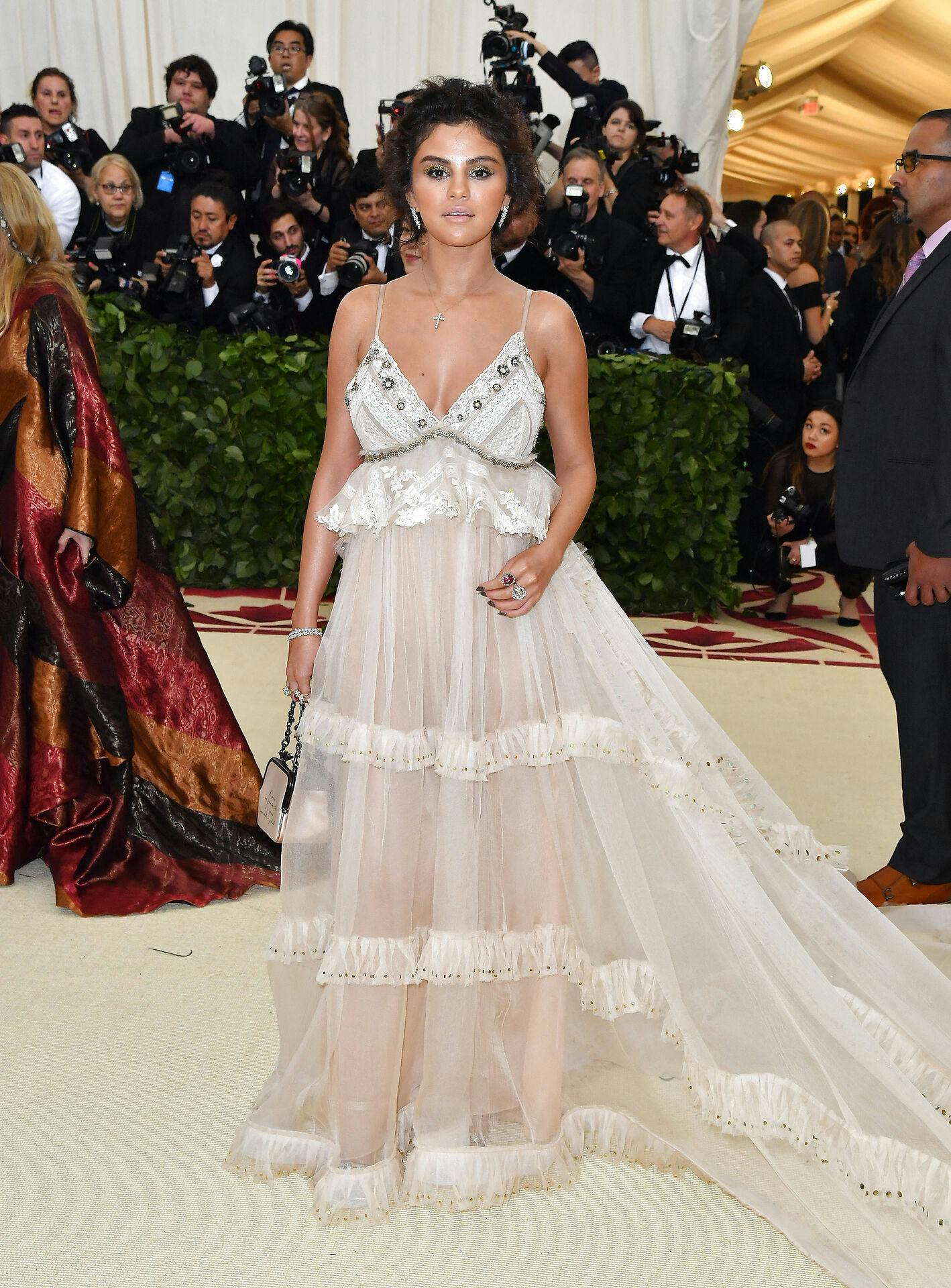 Sådan så Selena Gomez ud, da hun mødte op på den røde løber til Met Gala i 2018.
