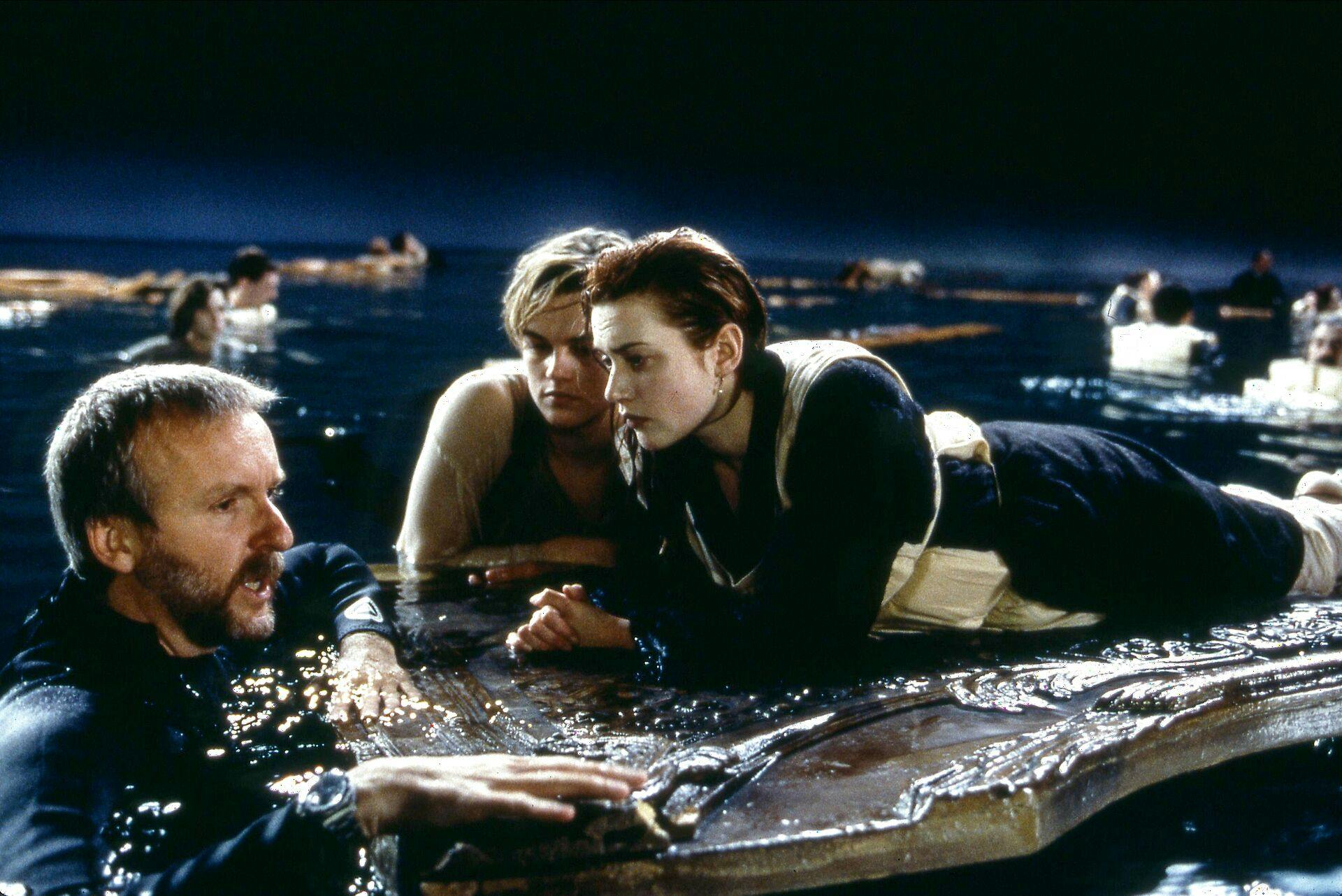 James Cameron, Leonardo Dicaprio og Kate Winslet under optagelserne til Titanic. Sidstnævnte på den famøse dør