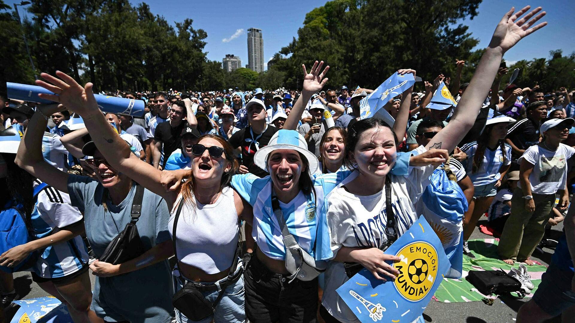 Der er gang i gaderne i den argentinske hovedstad.