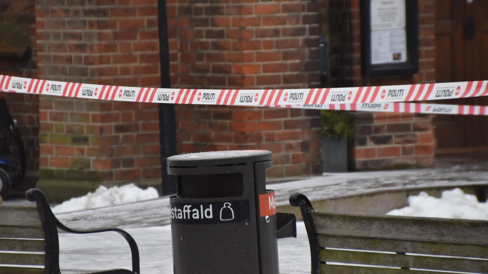 En ung kvinde blev tidligt søndag morgen fundet på gaden i Vejle centrum. 