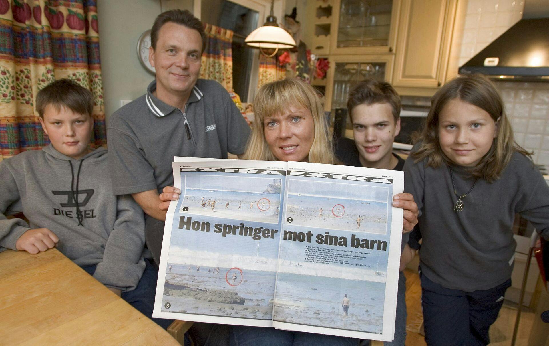 Karin Svärd og familien i deres køkken 1. januar 2005. Her viser de forsiden af den svenske avis Expressen, der bragte historien om dem.
