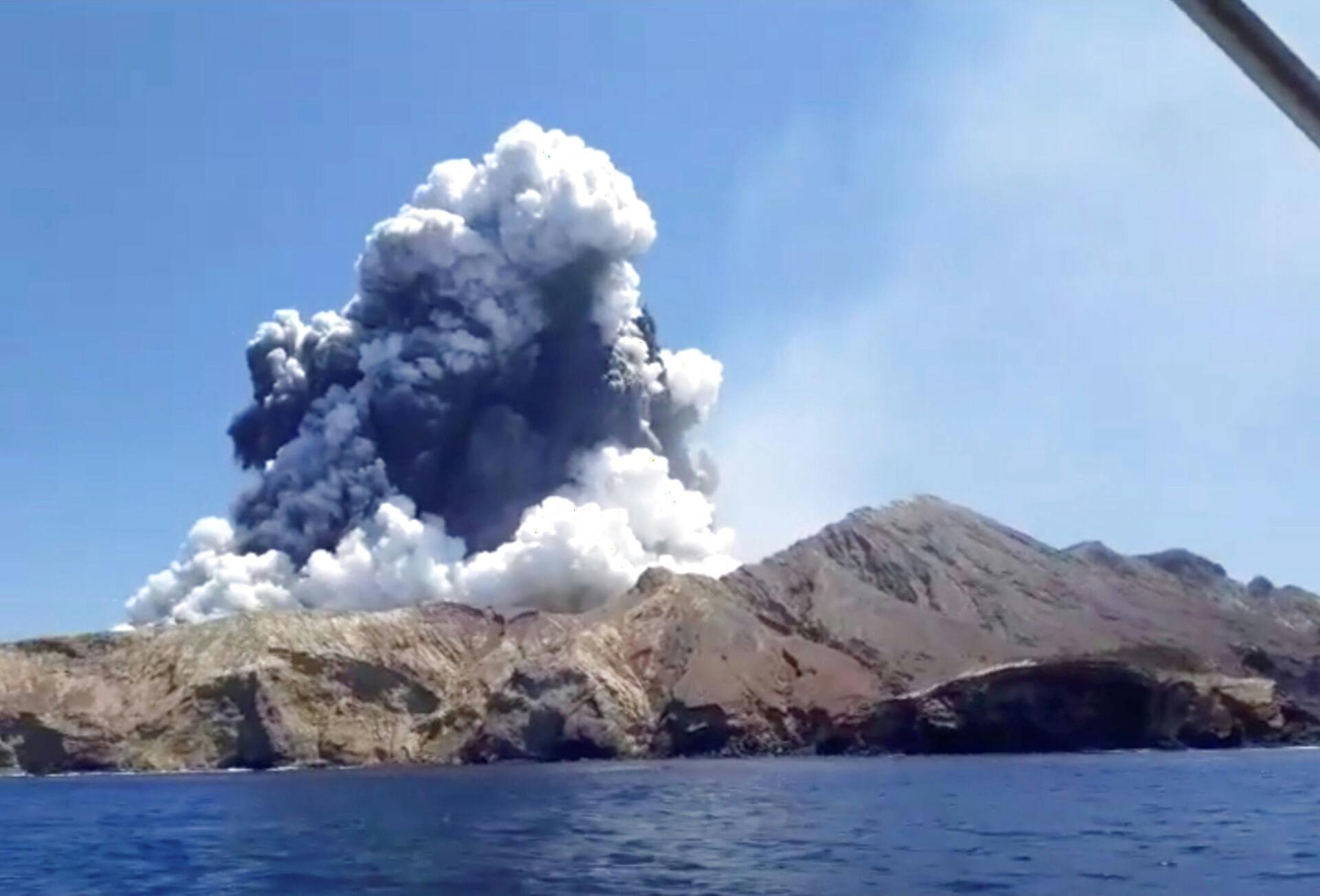 Røgen fra vulkanen under udbruddet blev fanget på et billede fra en båd i nærheden af White Island.&nbsp;
