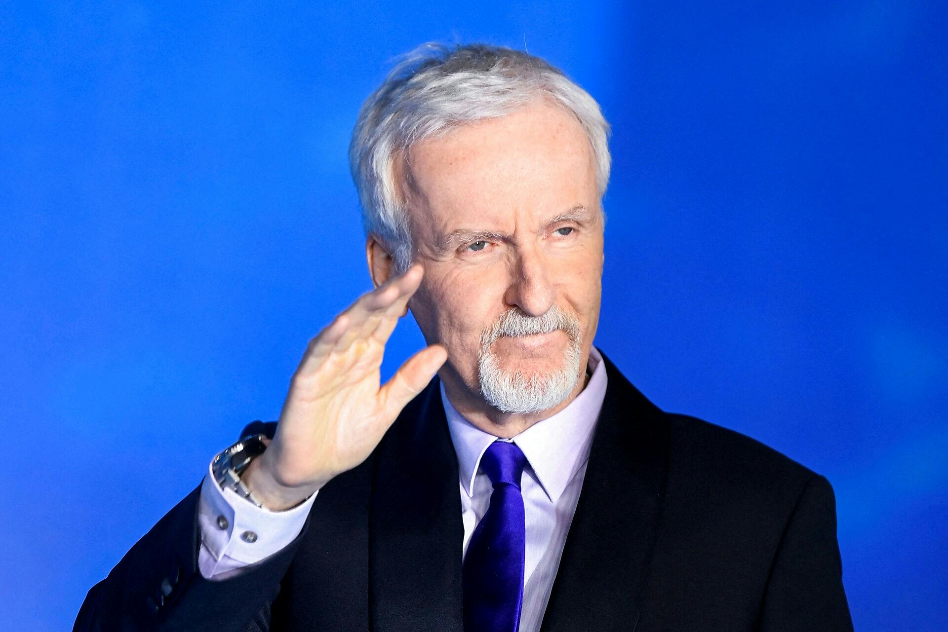 James Cameron gav sin fans en fuckfinger hele to gange søndag.
