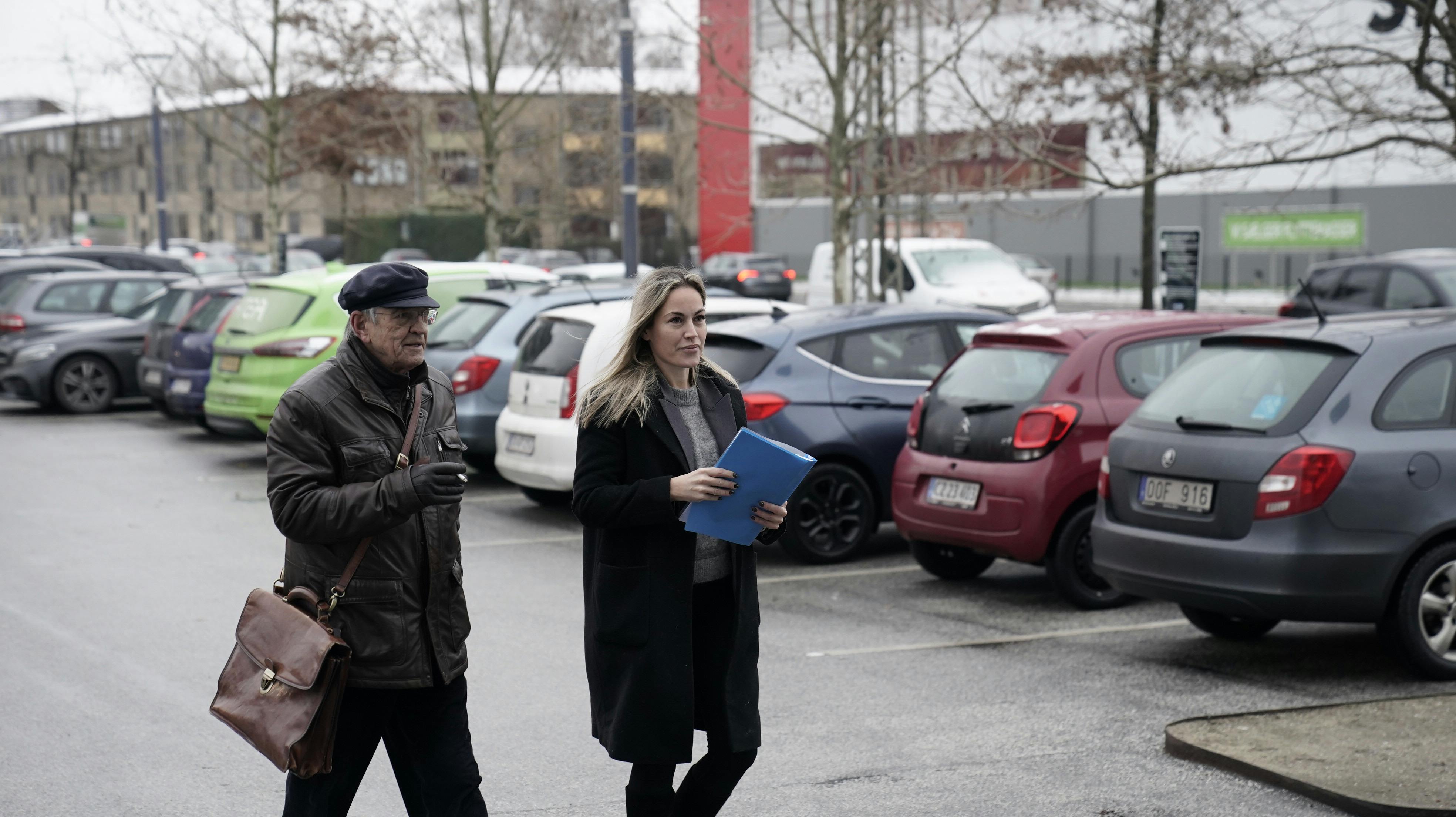 Amalie og hendes advokat på parkeringspladsen foran Familieretshuset.