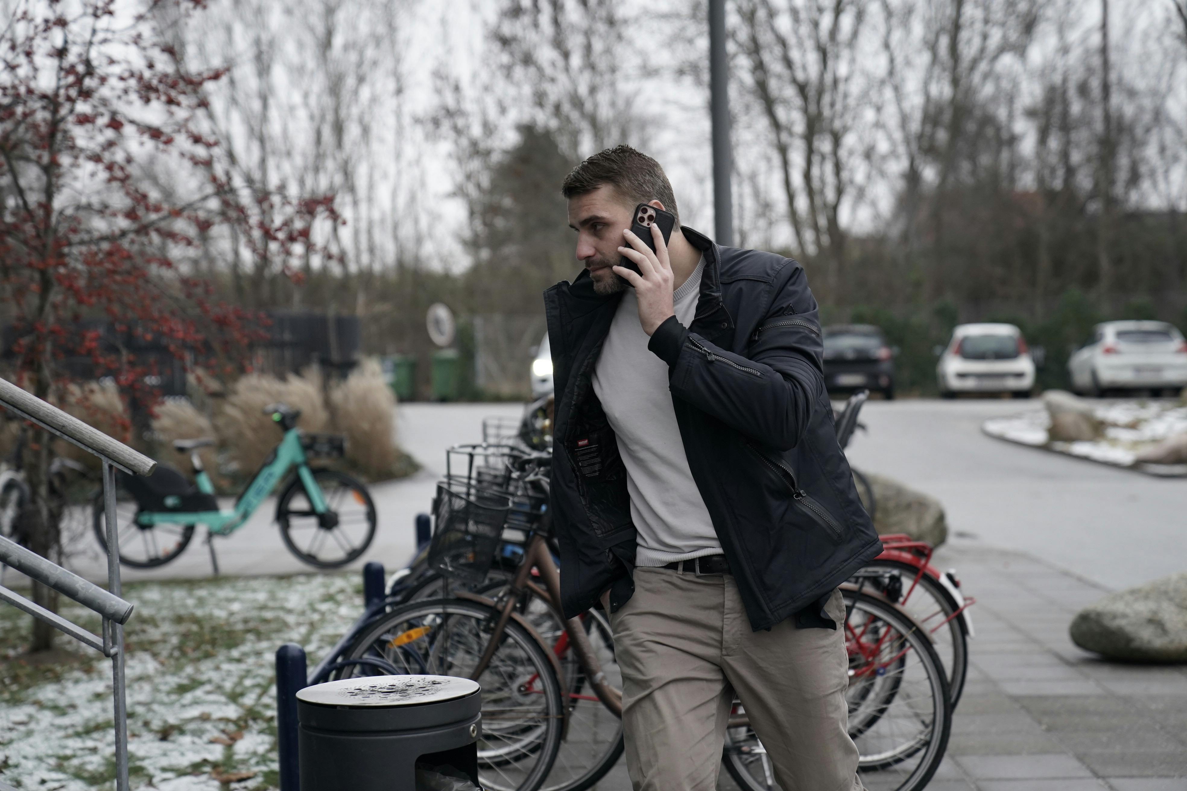 Mikkel Skelskov ankom alene til Familieretshuset. 