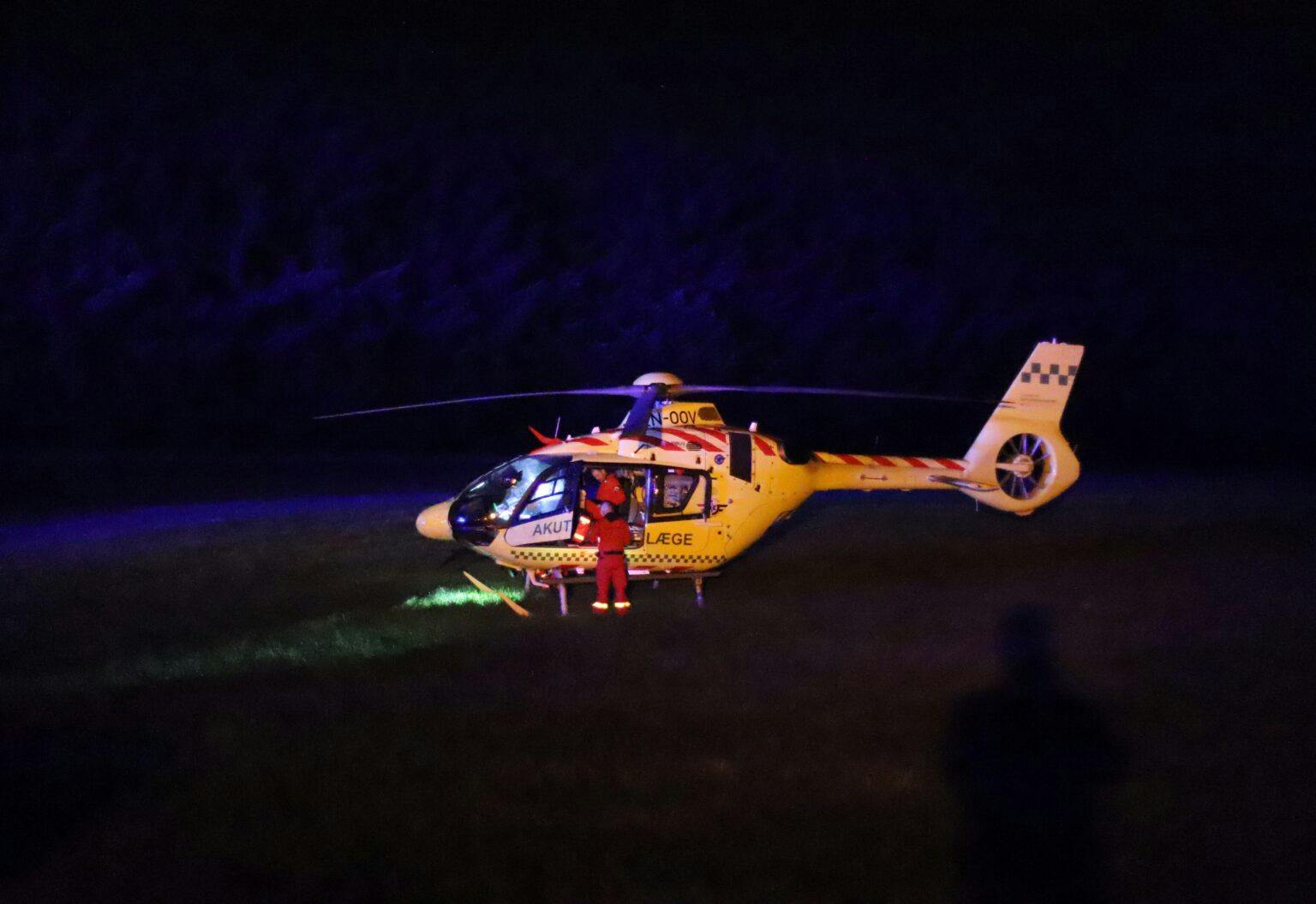 Der blev sat en lægehelikopter ind for at redde de alvorligt skadede unge væk fra stedet.