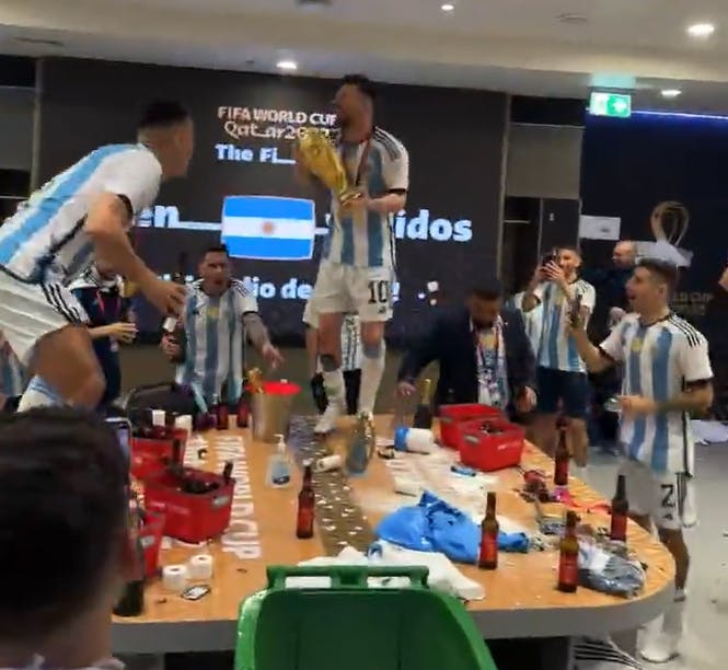 Bajer og dans på bordene. Argentina forstod at fejre VM-sejren.