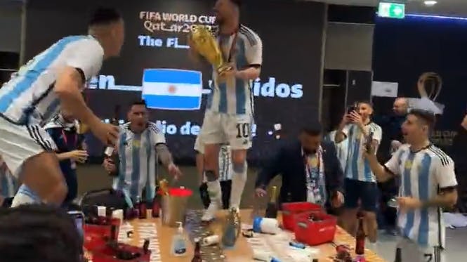 Bajer og dans på bordene. Argentina forstod at fejre VM-sejren.