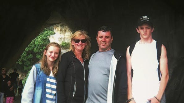 Jesse Langhorn (th) med sin familie, søsteren Winona (tv.), moren Kristine og faren Anthony. Efter familiens tur til White Island i 2019 er det kun Jesse, der er i live. 